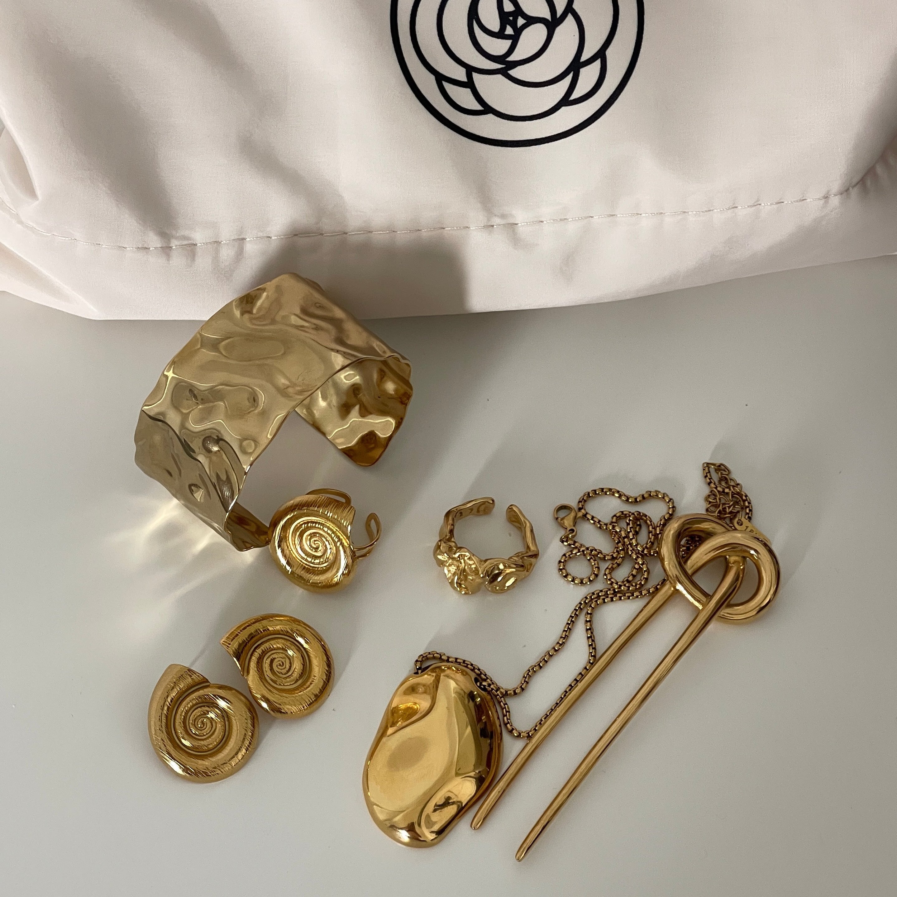 Chunky Asymmetrical hammer necklace gilded in 18-Carat Gold