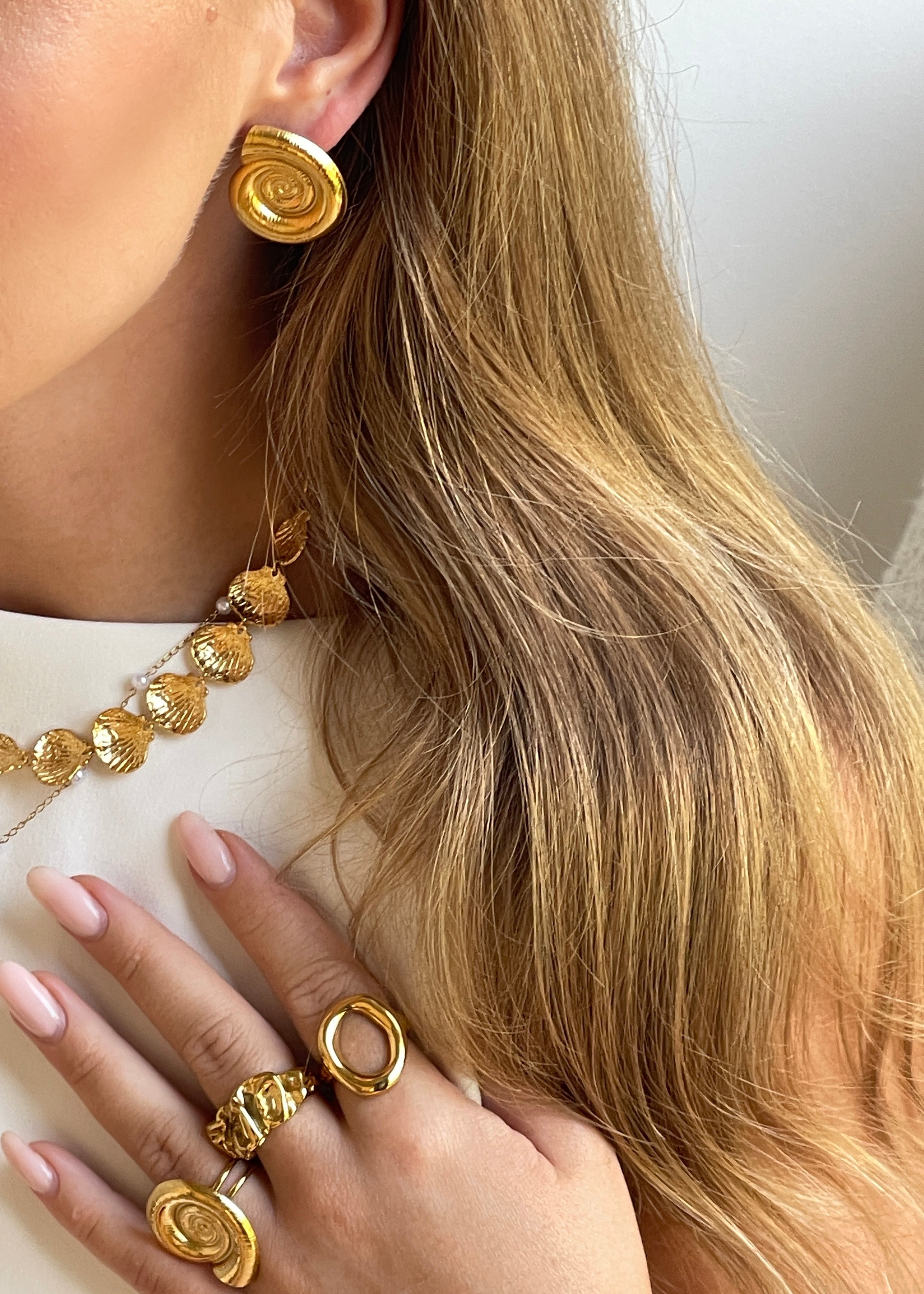 Summer Must-have shell Drop Earrings gilded in 18-Carat Gold