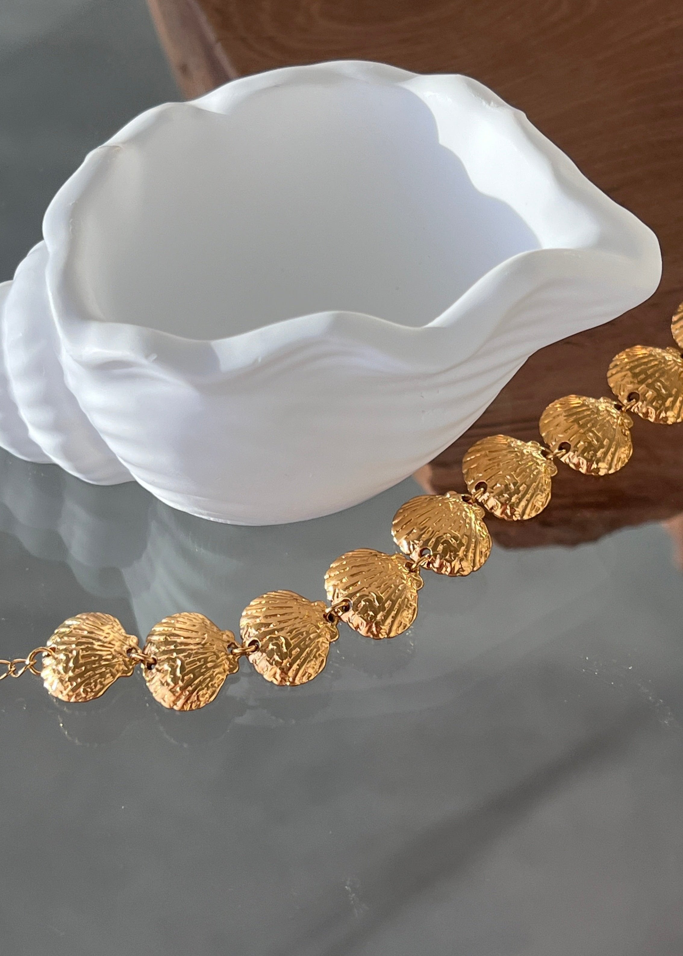 Summer Must have Shell Choker gilded in 18 Carat Gold