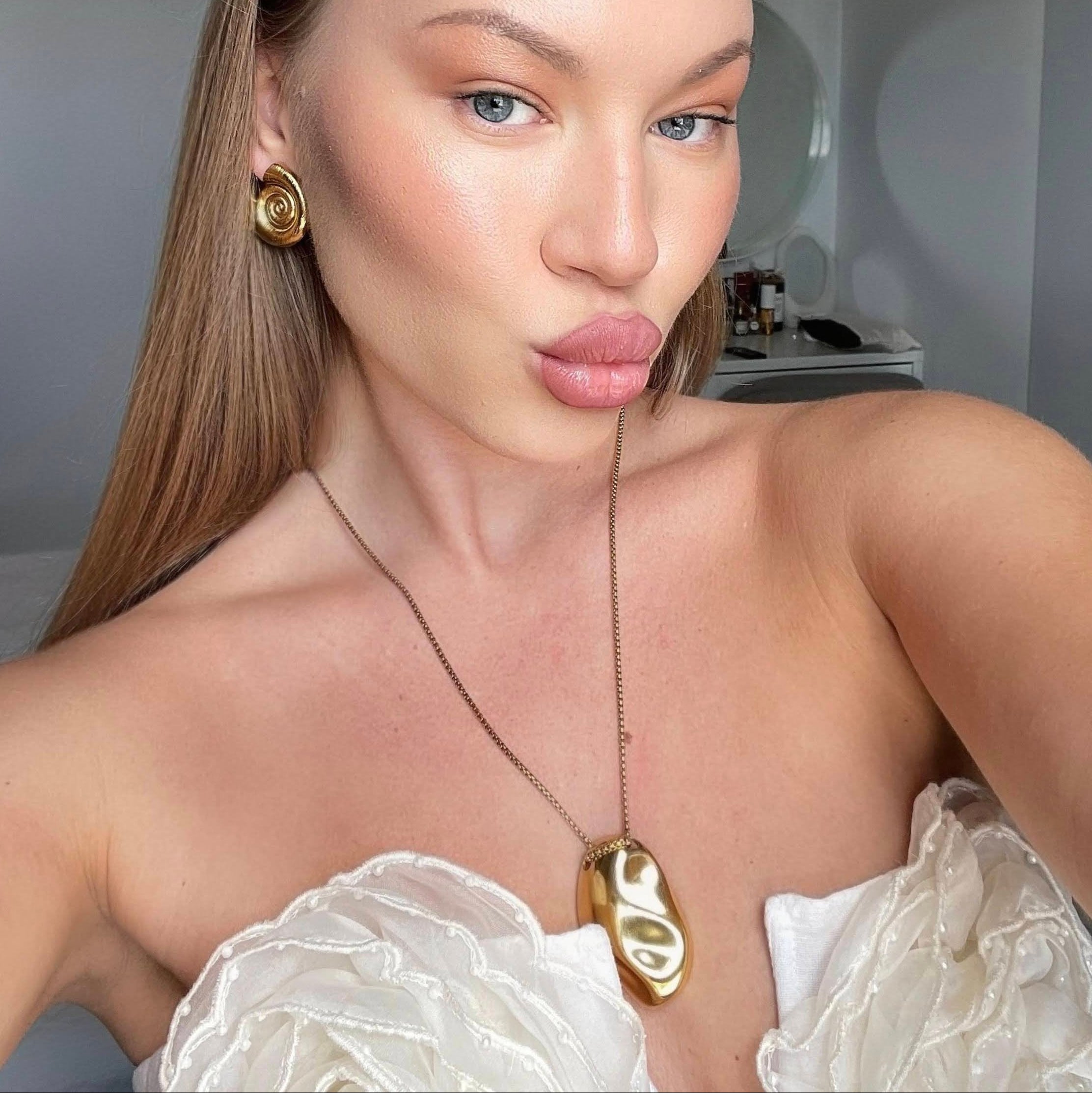 Chunky Asymmetrical hammer necklace gilded in 18-Carat Gold