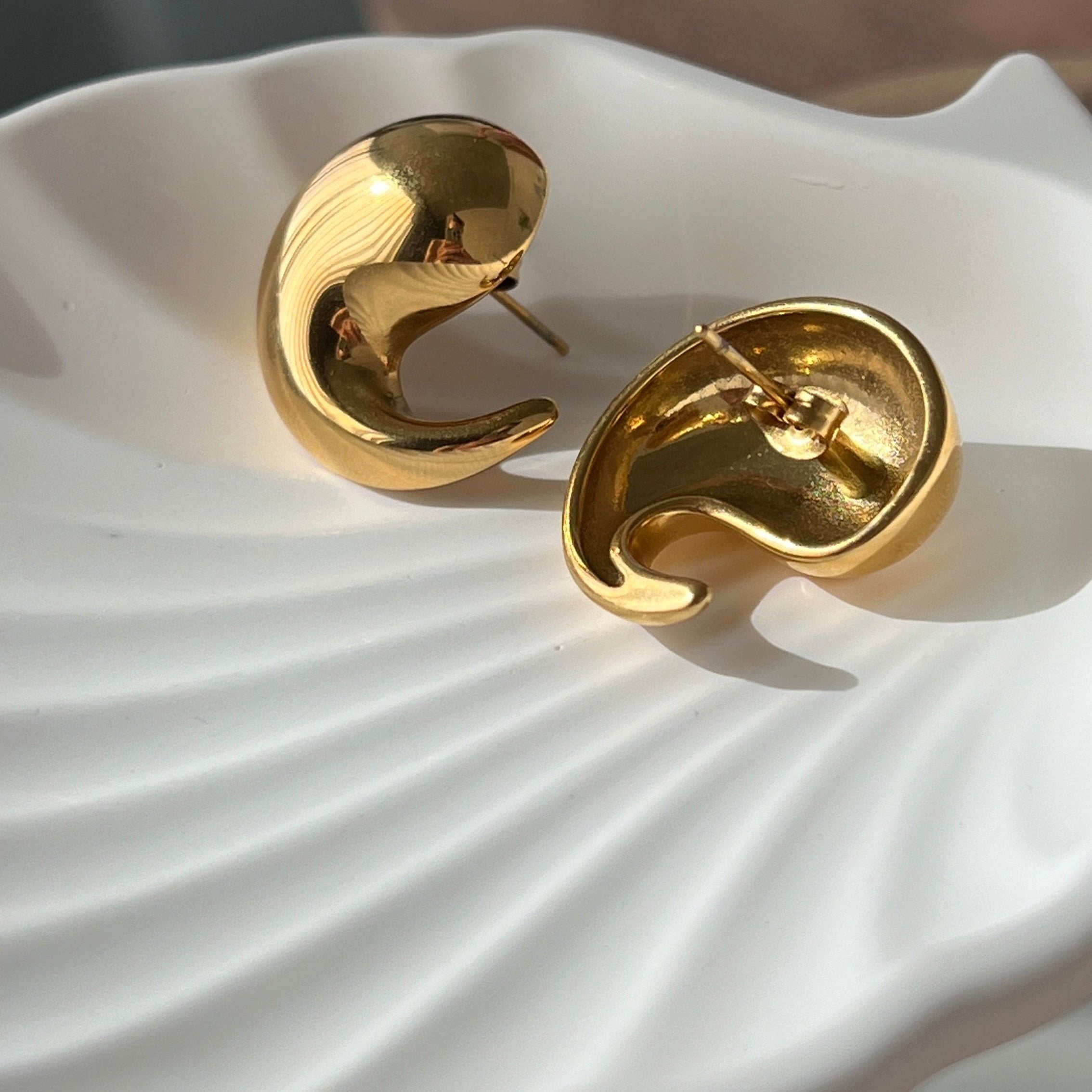 Comma-shaped Drop Earrings in 18-
Carat Gold