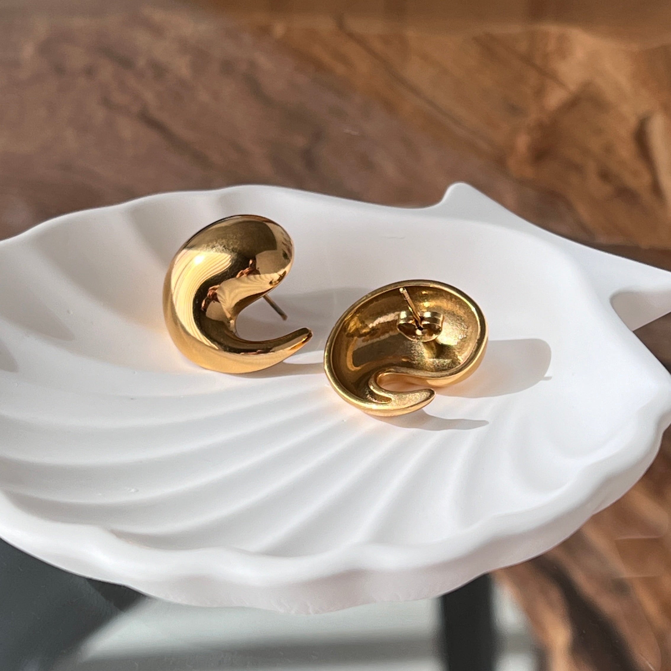 Comma-shaped Drop Earrings in 18-
Carat Gold