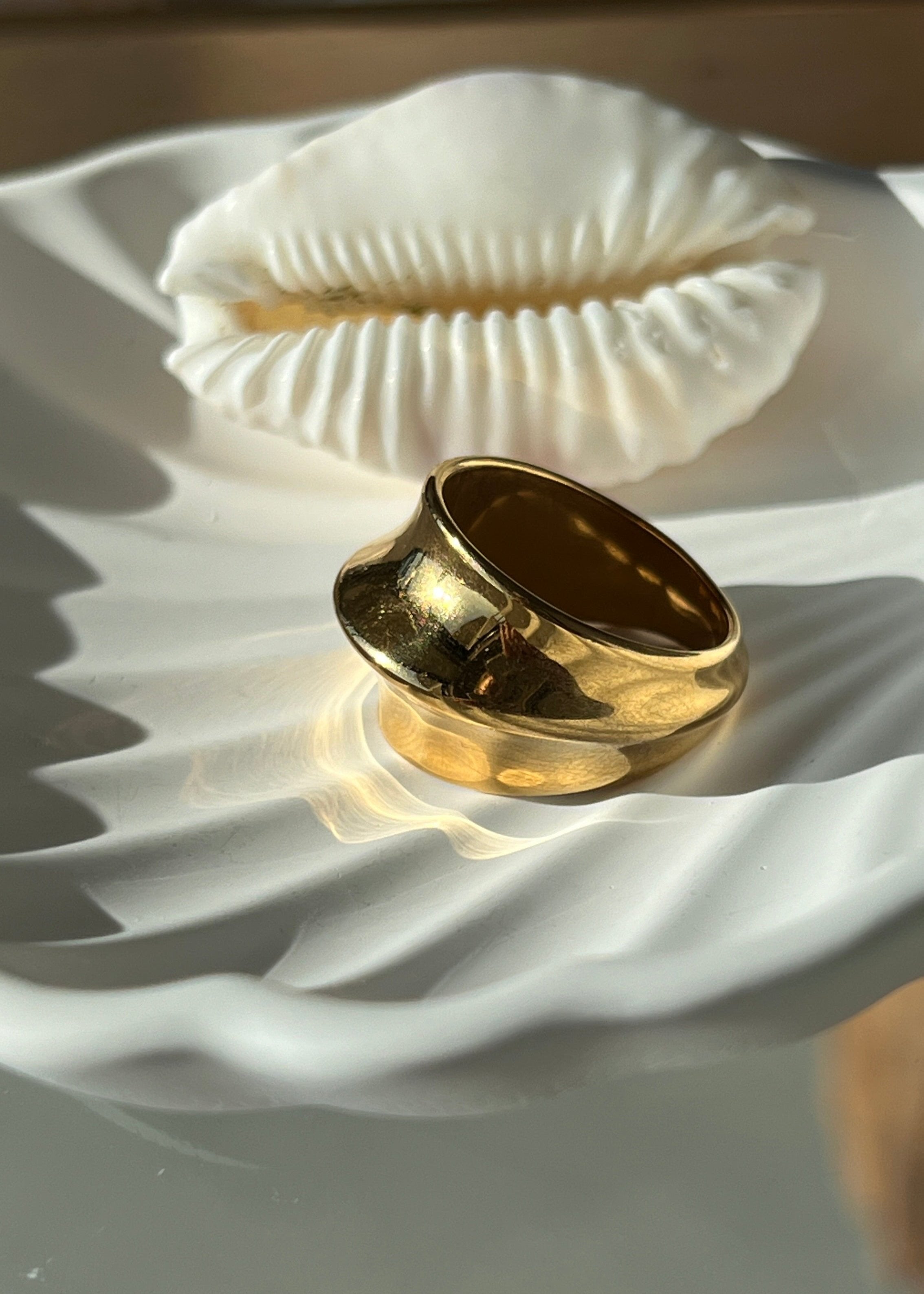 Fashionable dome Ring gilded in 18-Carat Gold