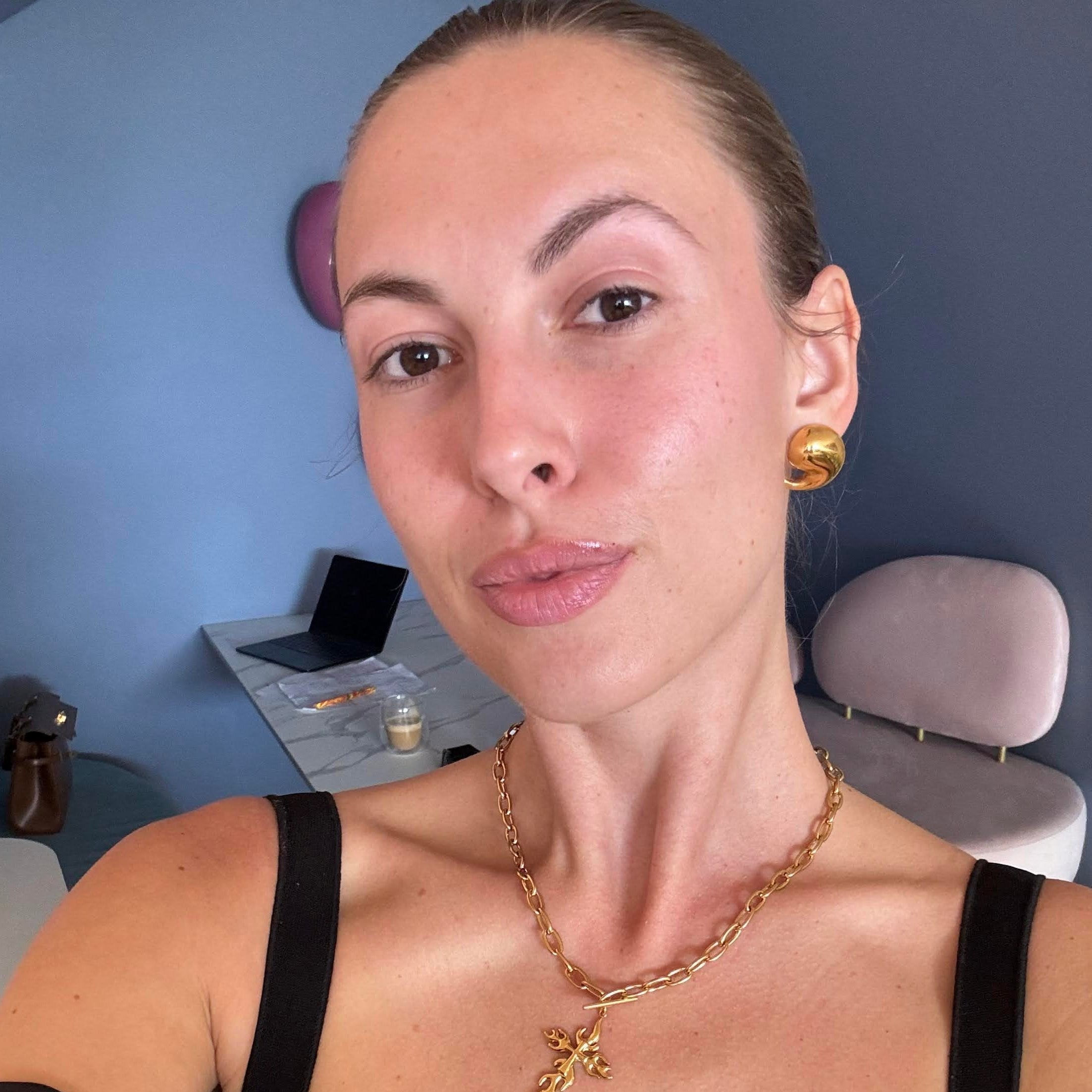 Comma-shaped Drop Earrings in 18-
Carat Gold