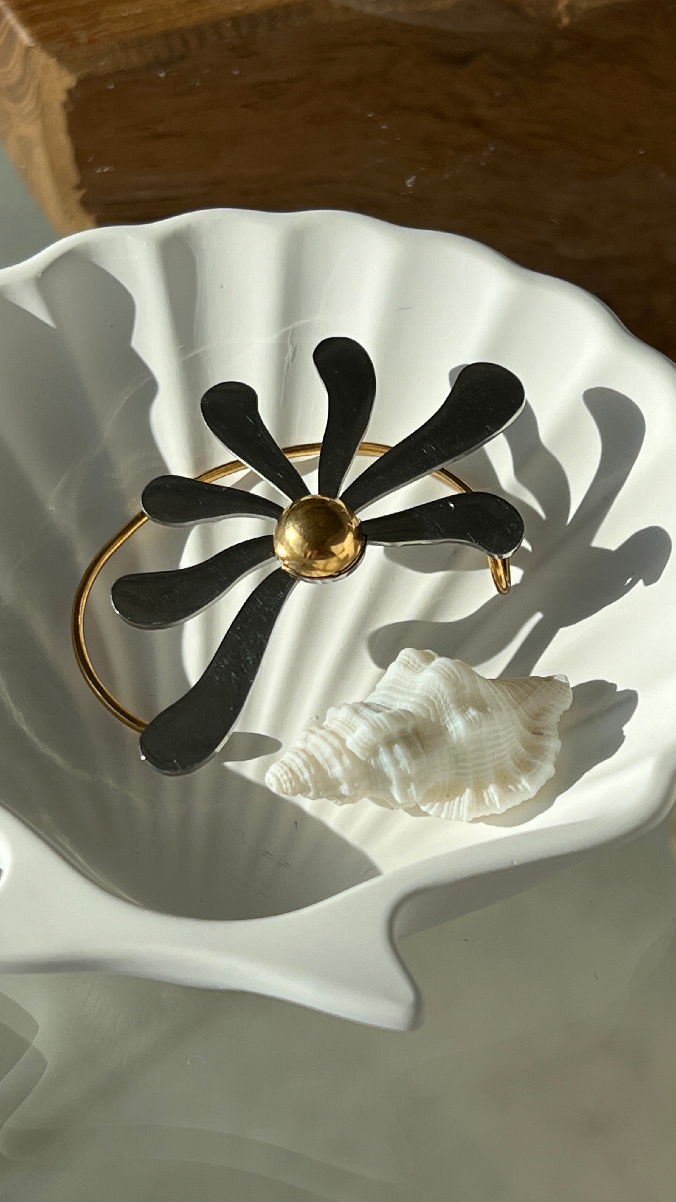 Daisy Ear Cuff gilded in 18-Carat Gold with 925 Silver