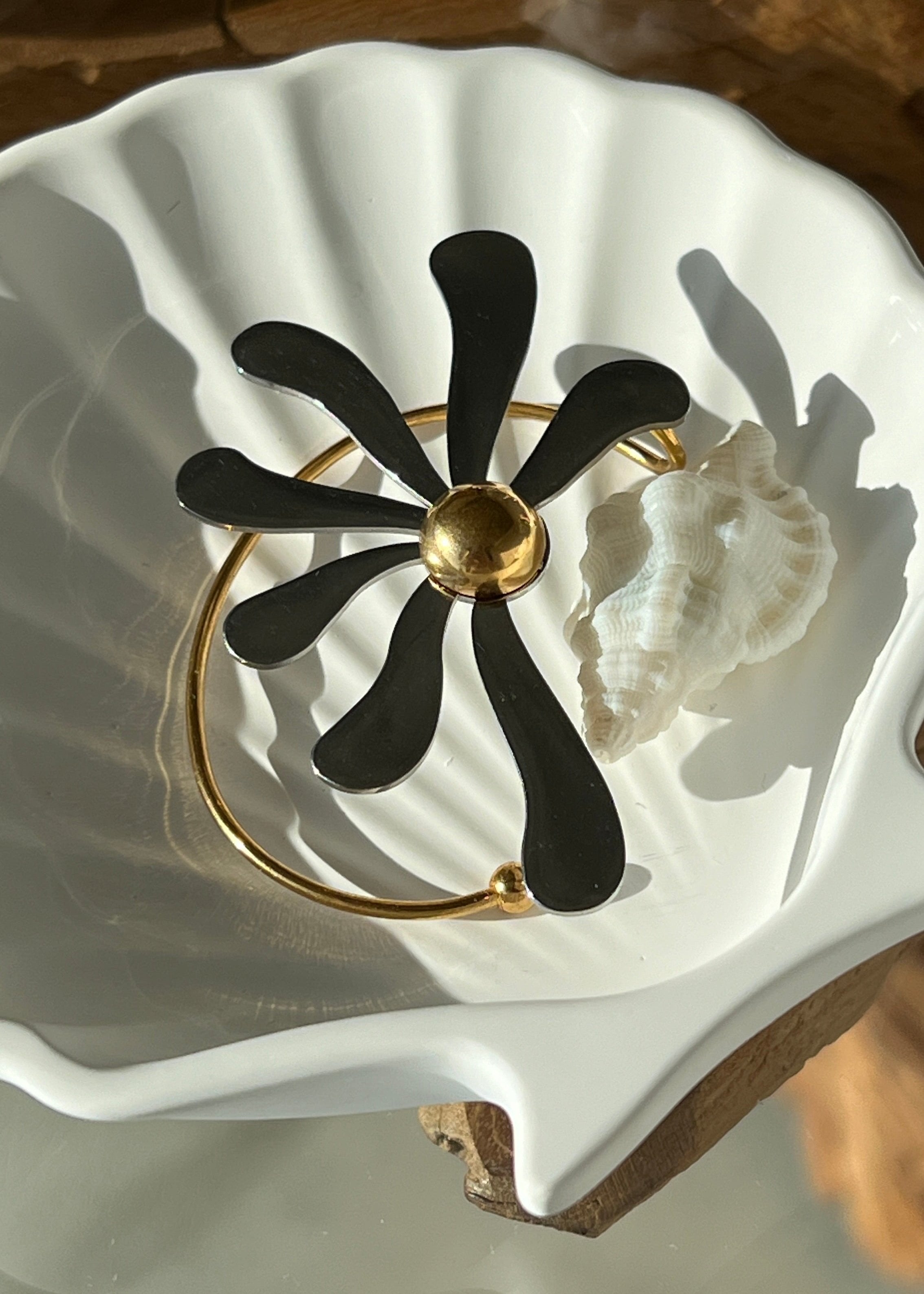 Daisy Ear Cuff gilded in 18-Carat Gold with 925 Silver