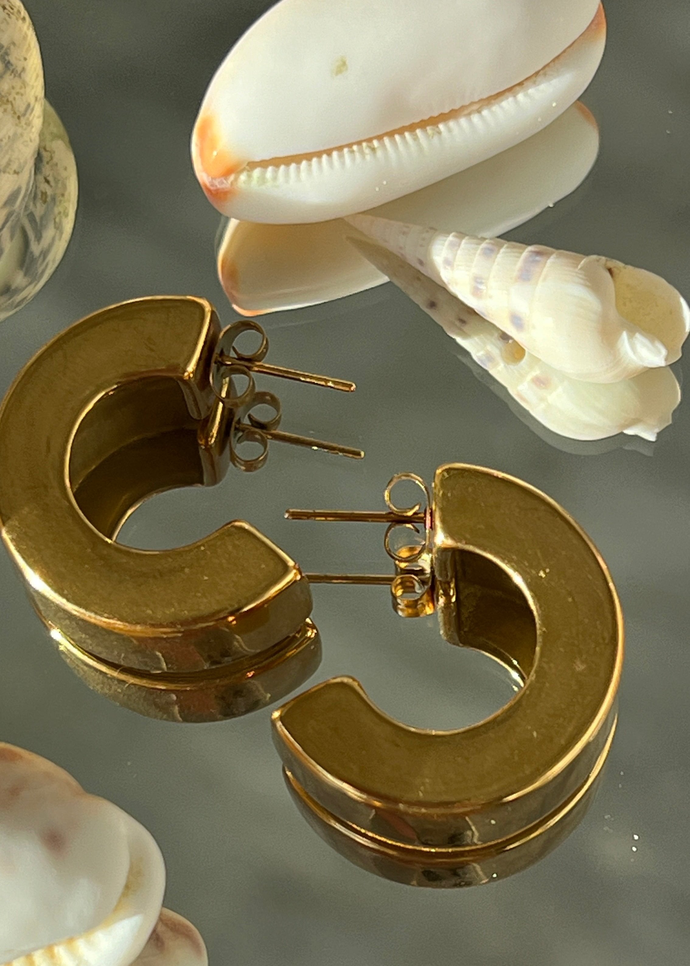 Must have Classic Drop Earrings in 18-Carat Gold