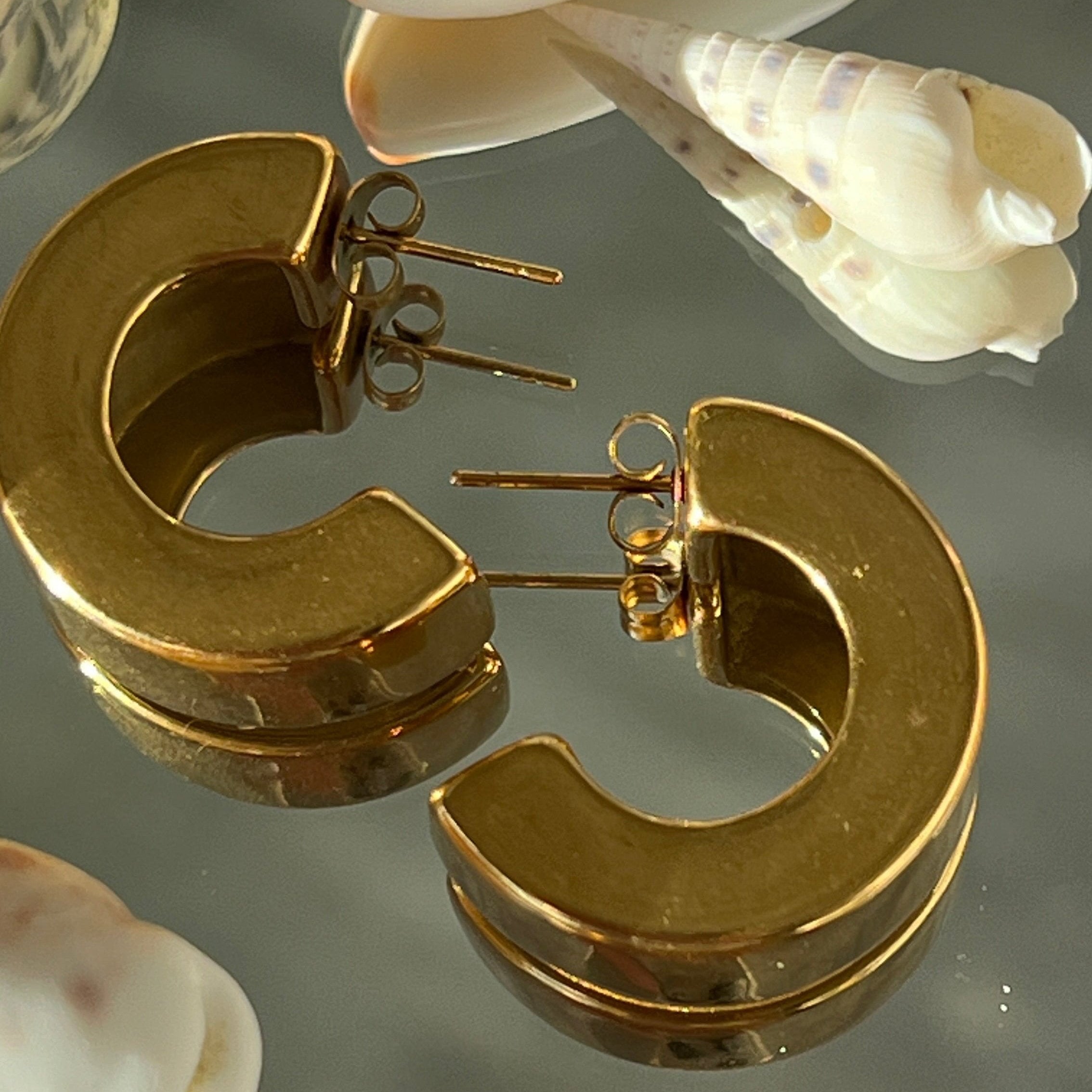 Must have Classic Drop Earrings in 18-Carat Gold