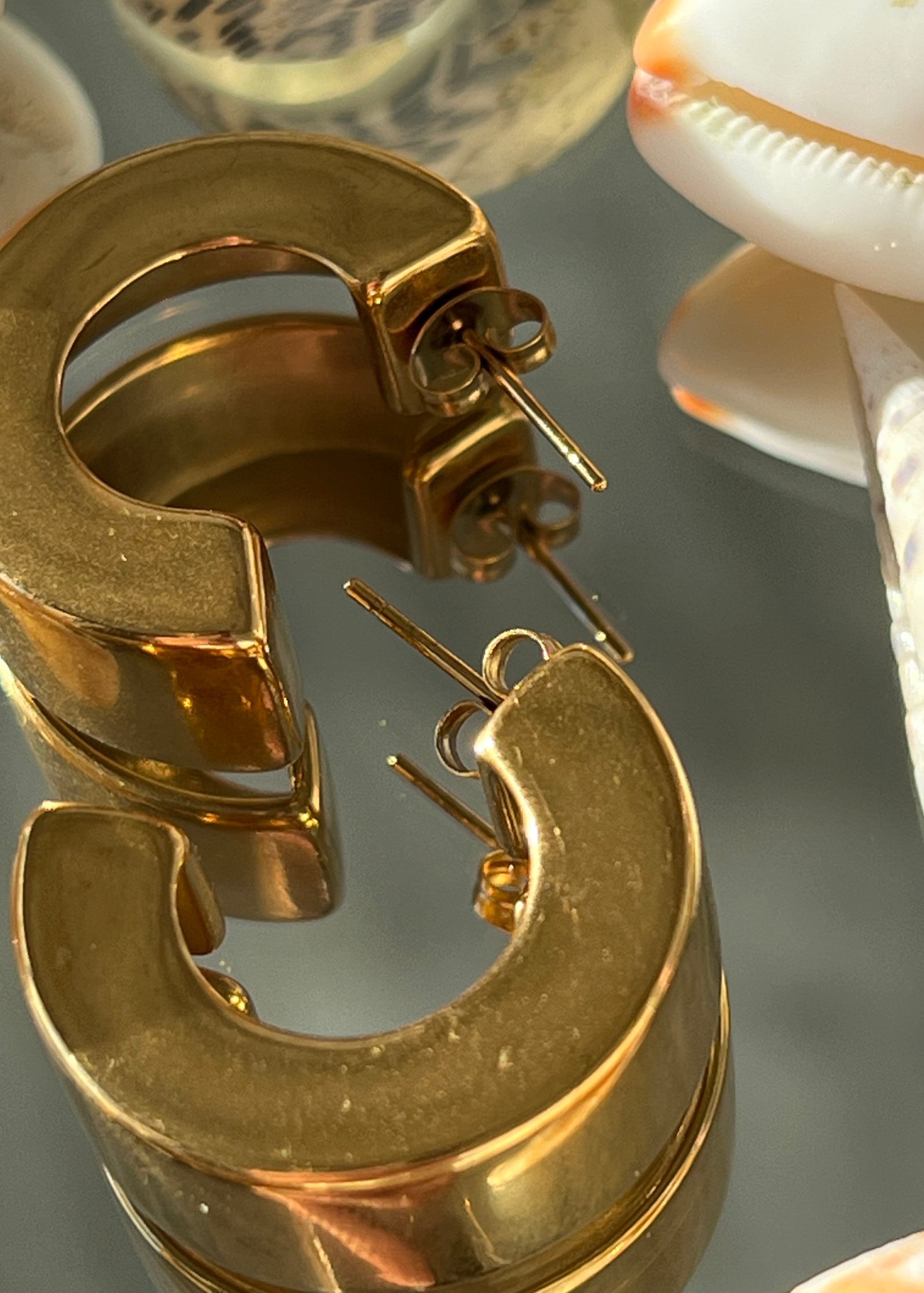 Must have Classic Drop Earrings in 18-Carat Gold