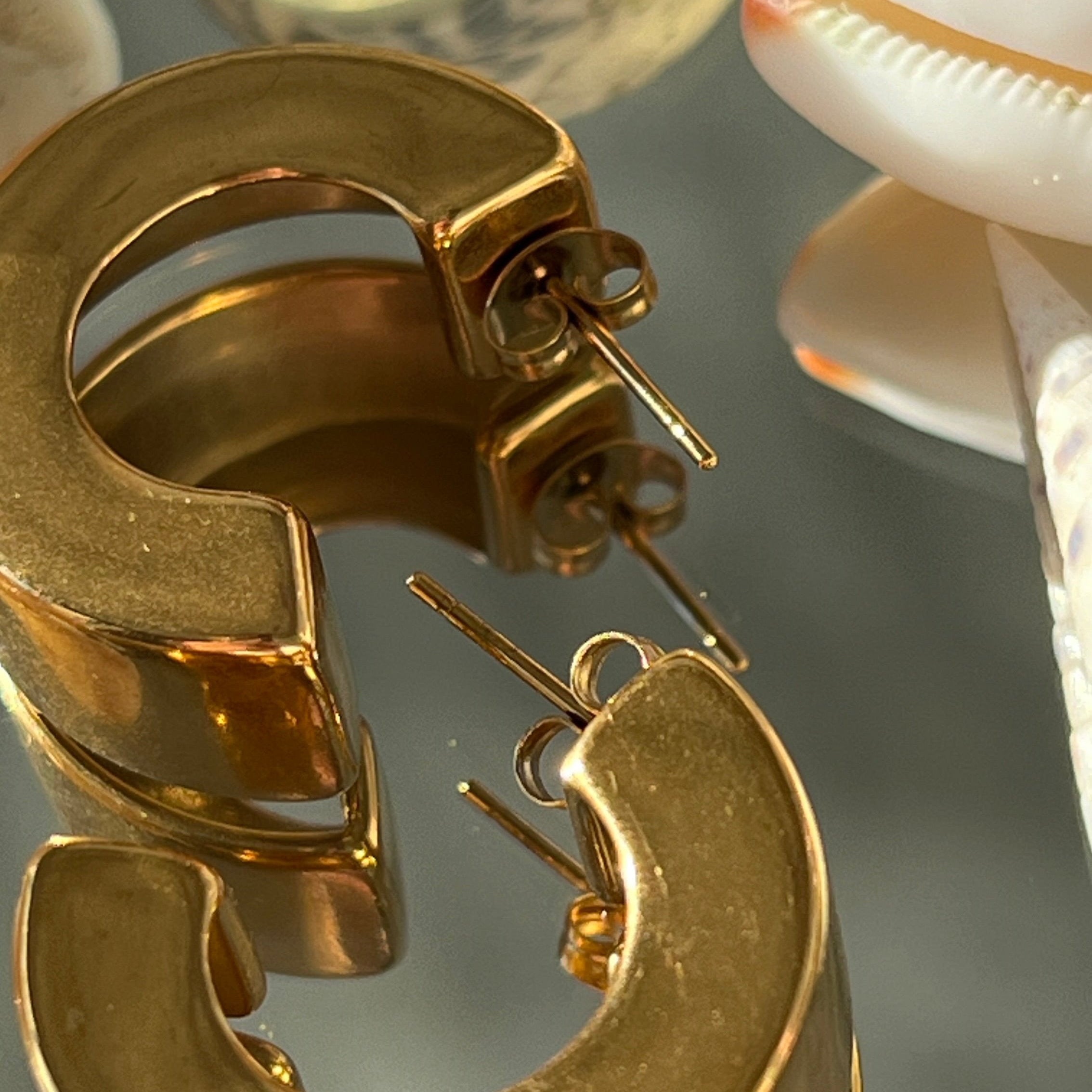 Must have Classic Drop Earrings in 18-Carat Gold