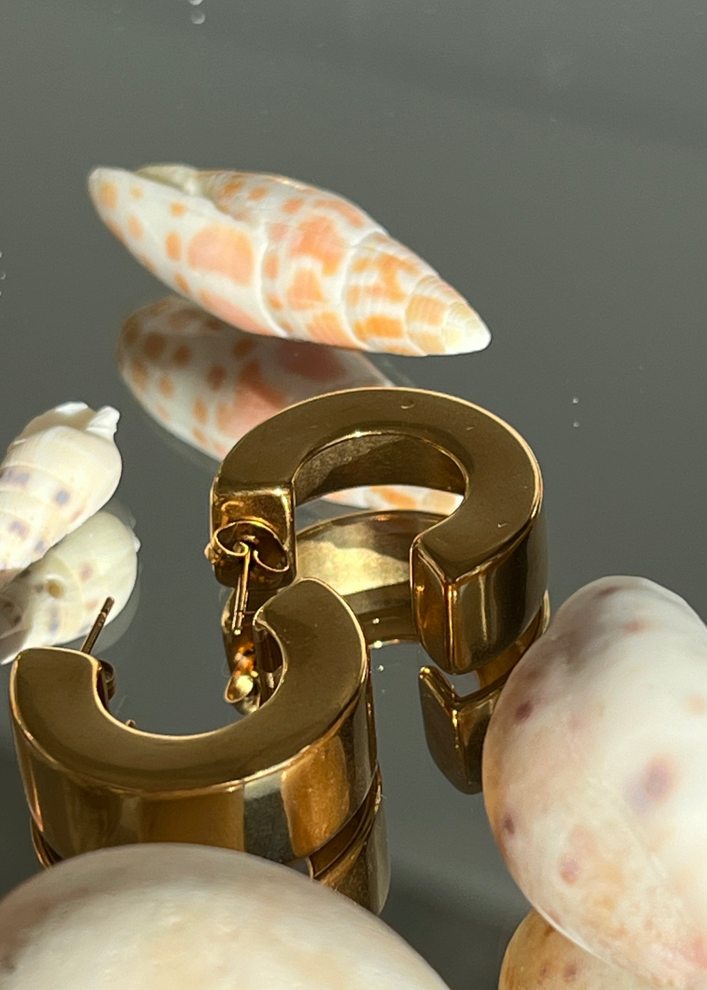 Must have Classic Drop Earrings in 18-Carat Gold