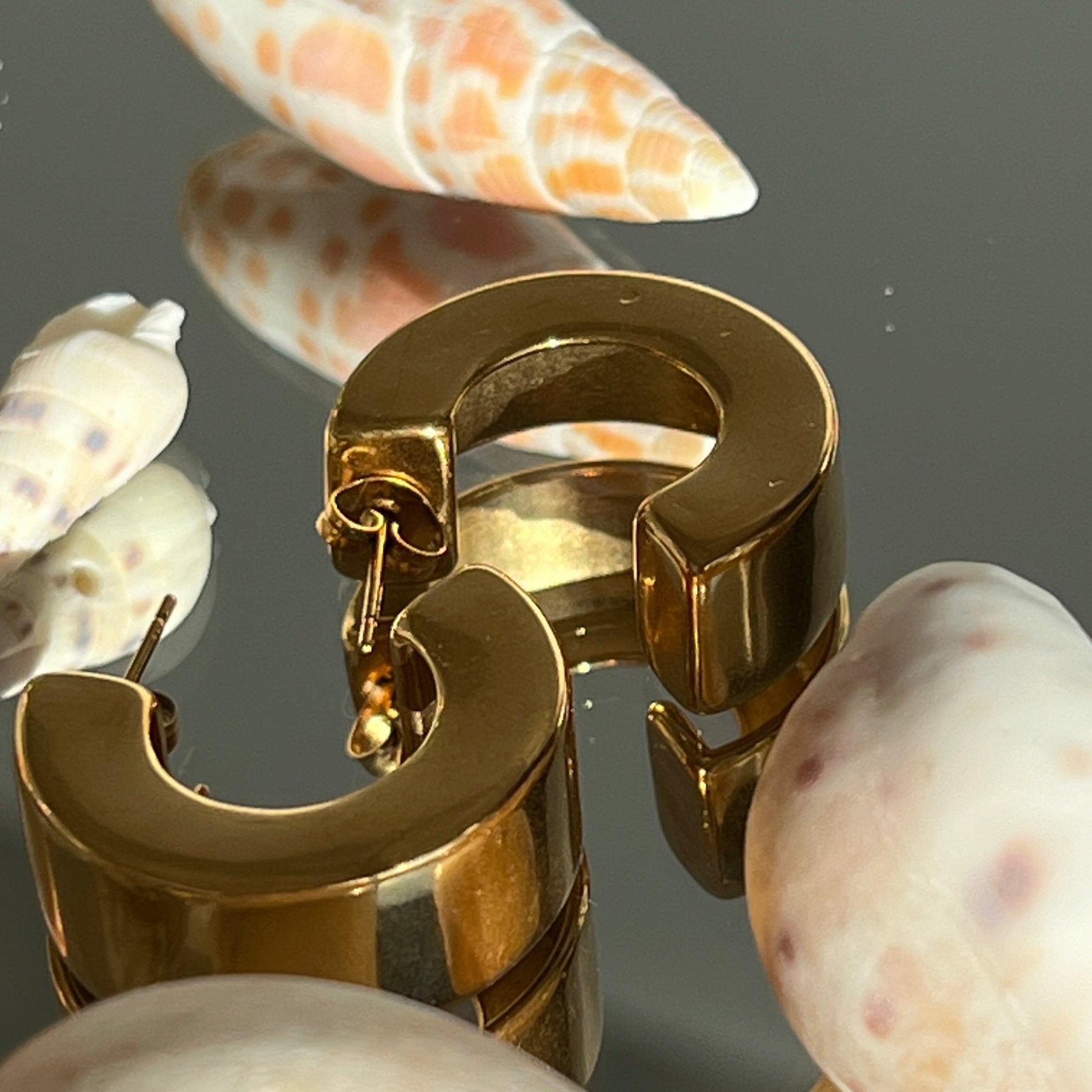 Must have Classic Drop Earrings in 18-Carat Gold