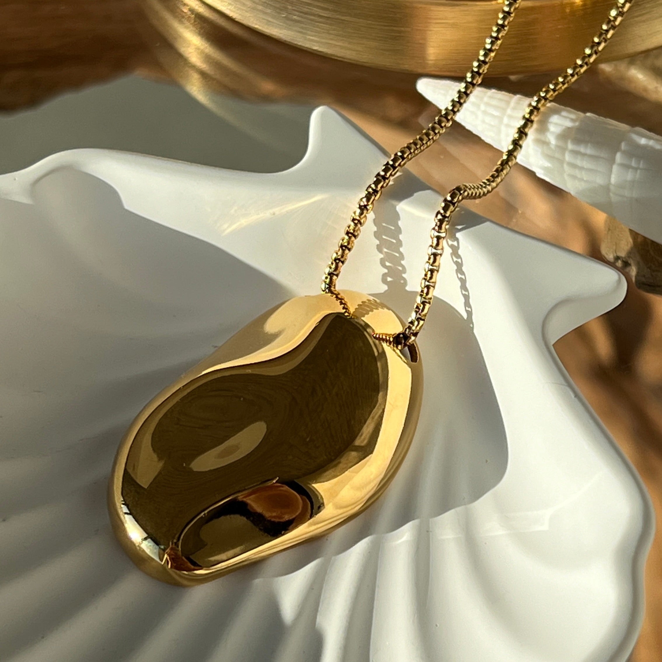 Chunky Asymmetrical hammer necklace gilded in 18-Carat Gold