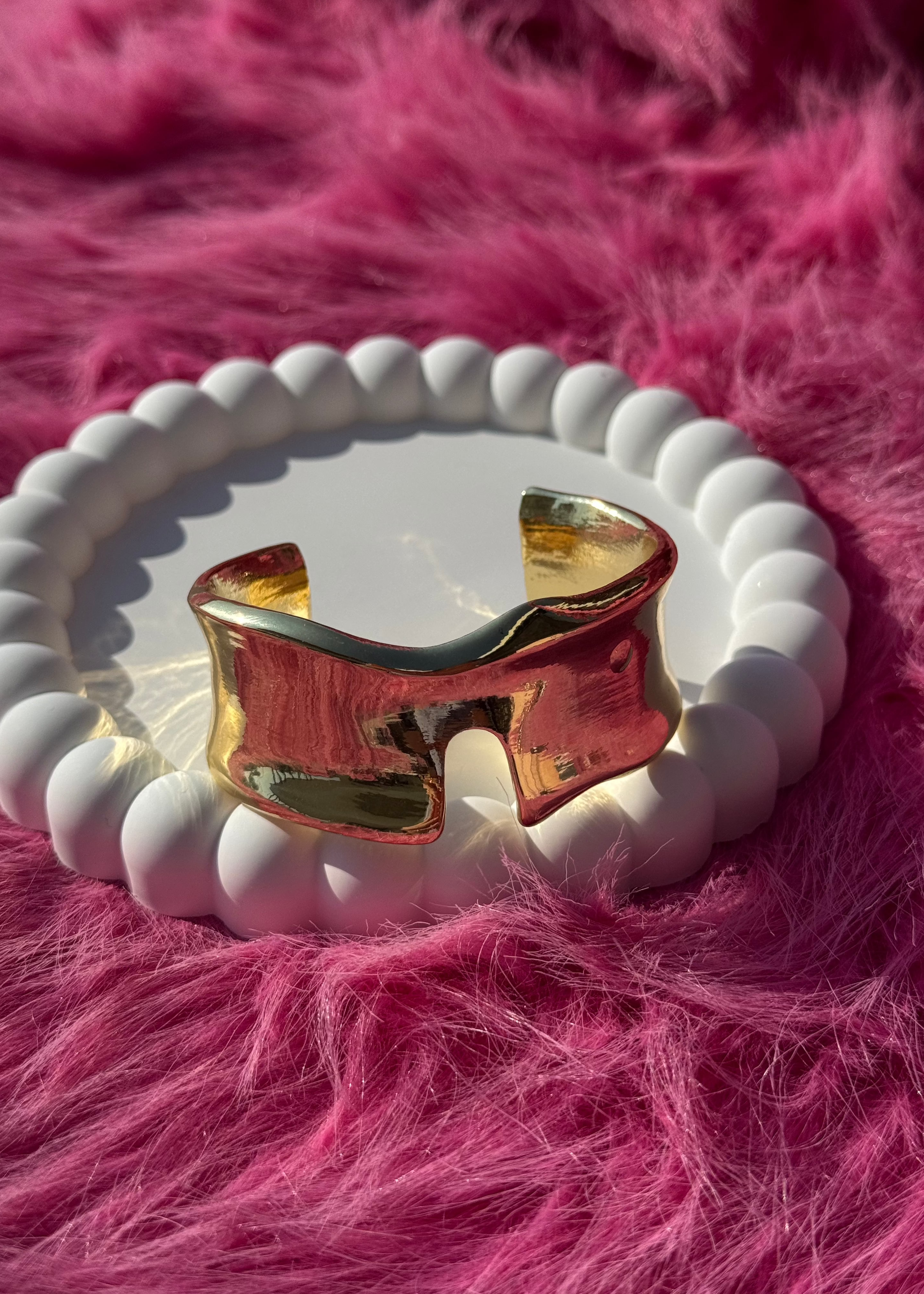 Round Bracelet with a notch gilded in 18-Carat Gold