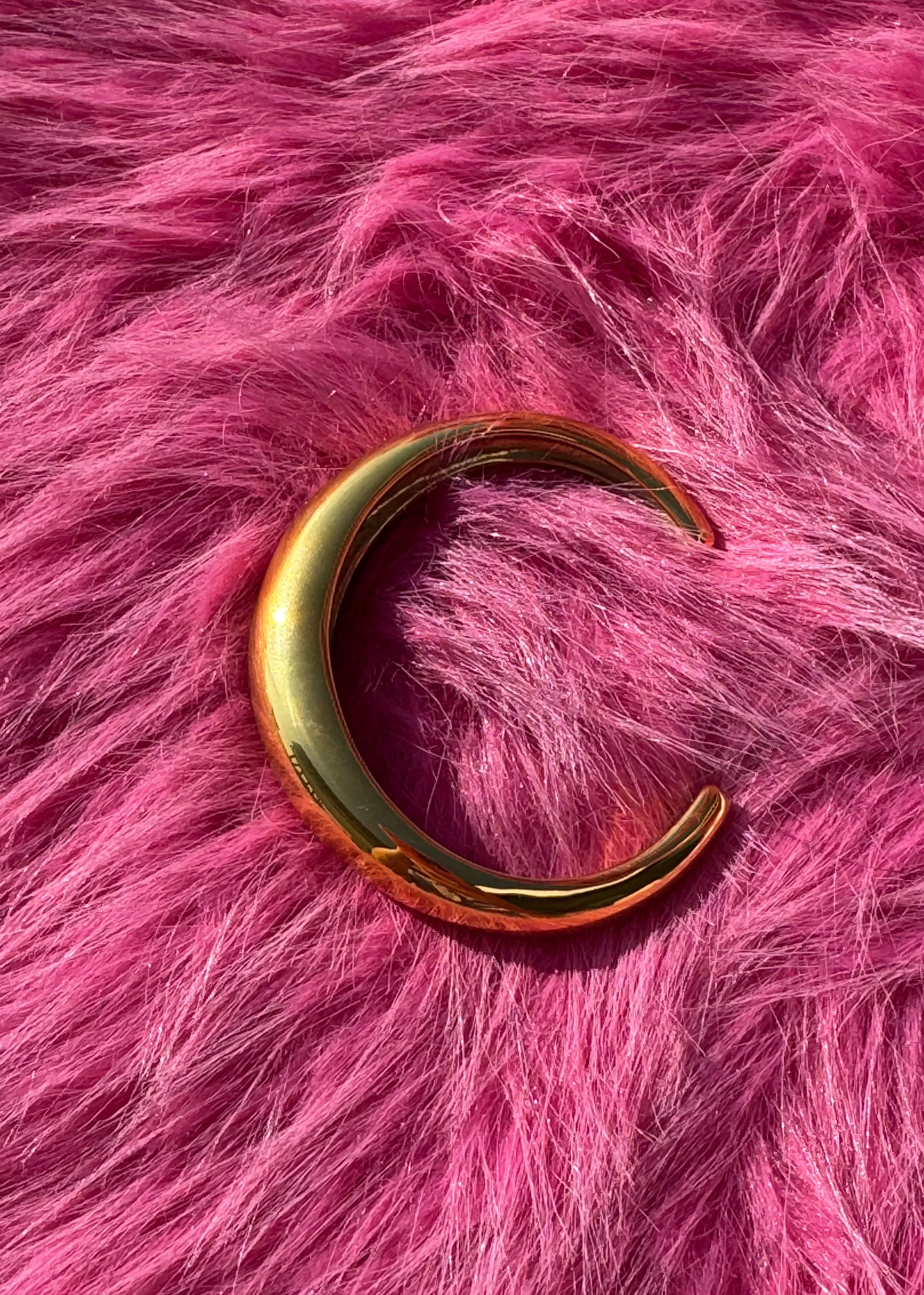 Exquisite Round Bangle Bracelet gilded in 18-Carat Gold