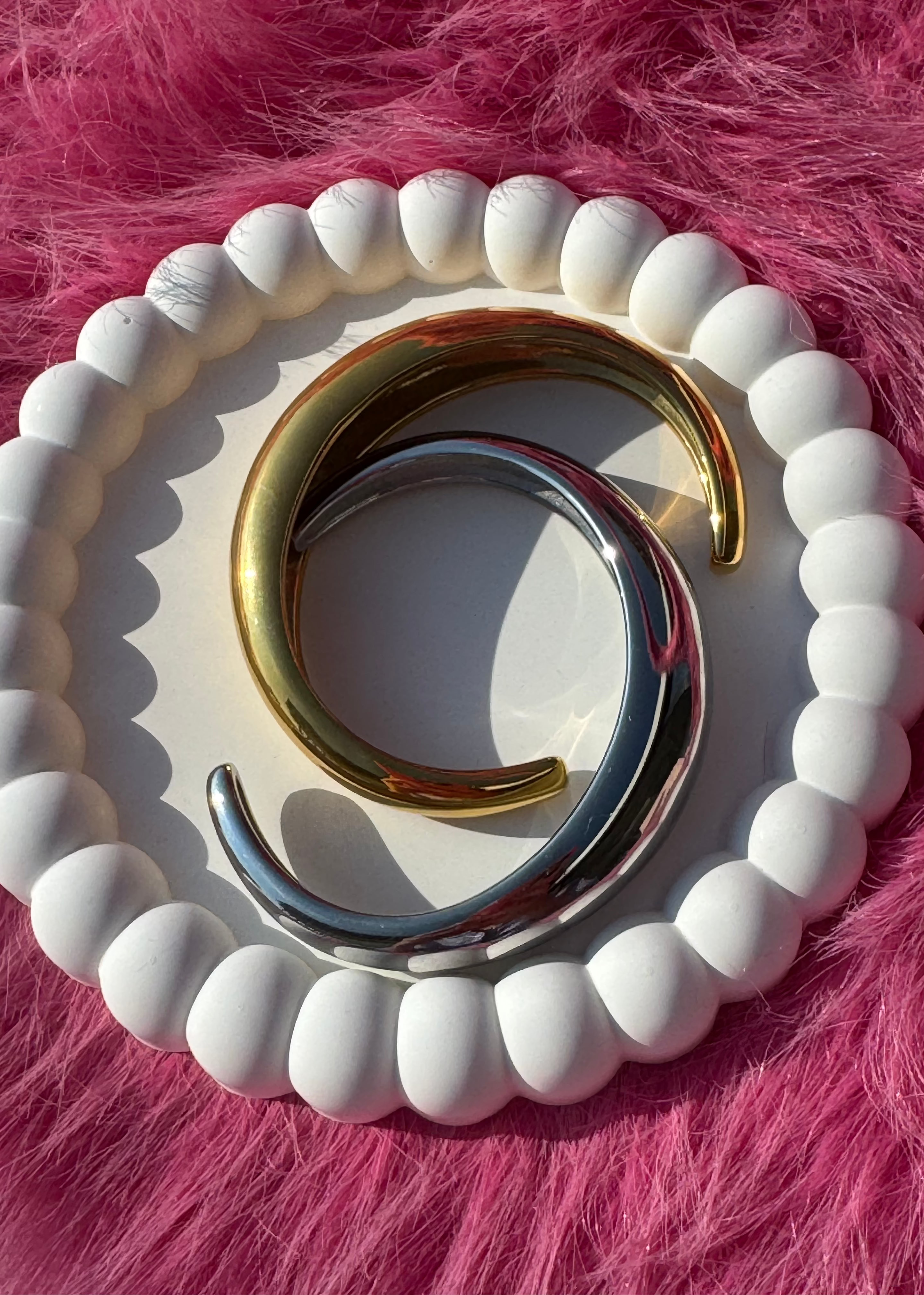 Exquisite Round Bangle Bracelet gilded in 18-Carat Gold