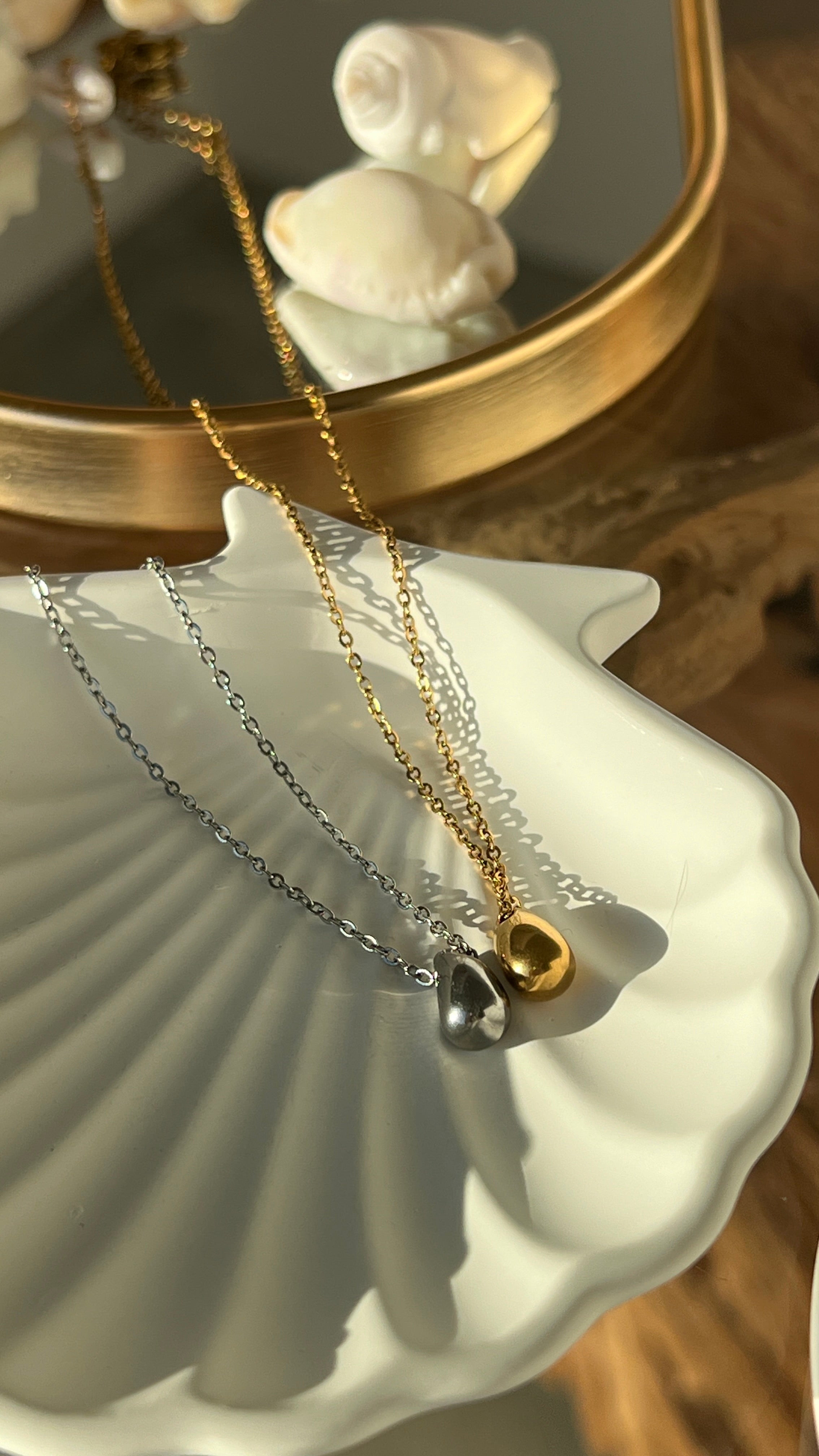 Drop Shaped Neckless gilded in 18 Carat Gold