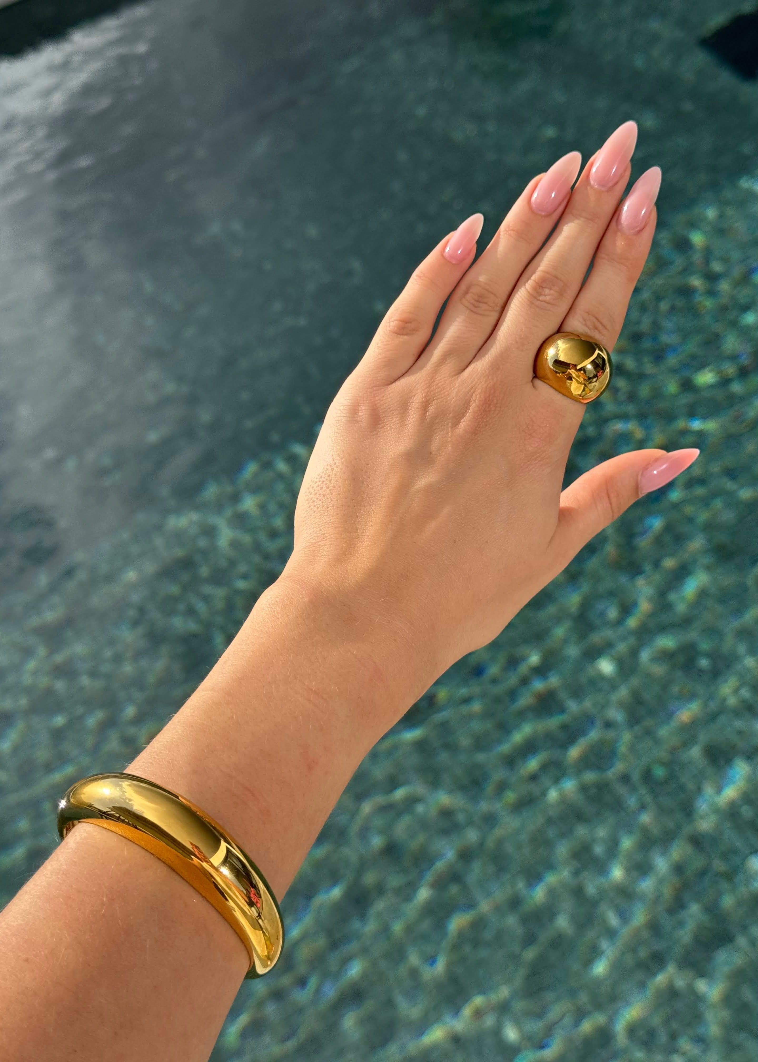 Exquisite Round Bangle Bracelet gilded in 18-Carat Gold