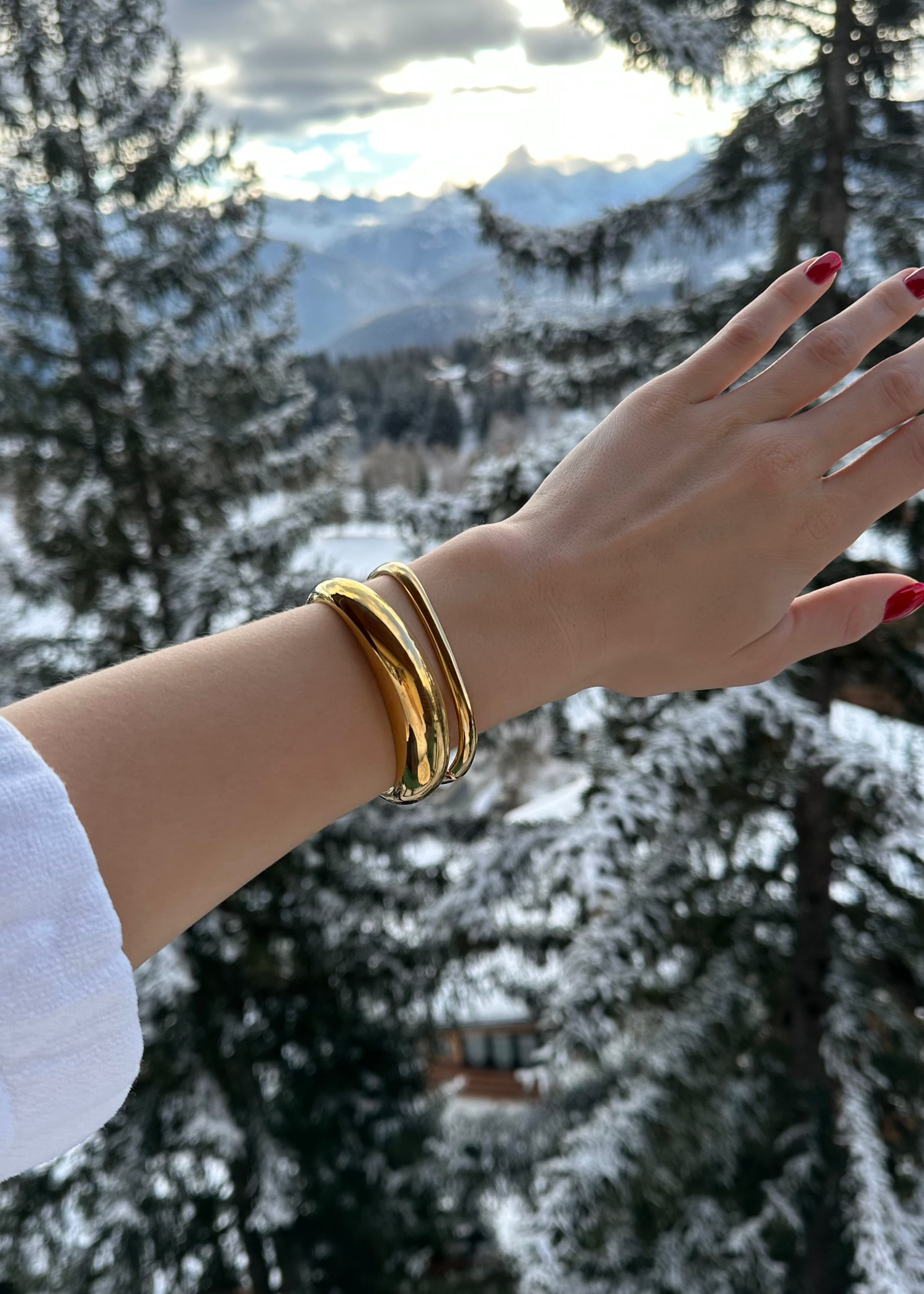 Exquisite Round Bangle Bracelet gilded in 18-Carat Gold