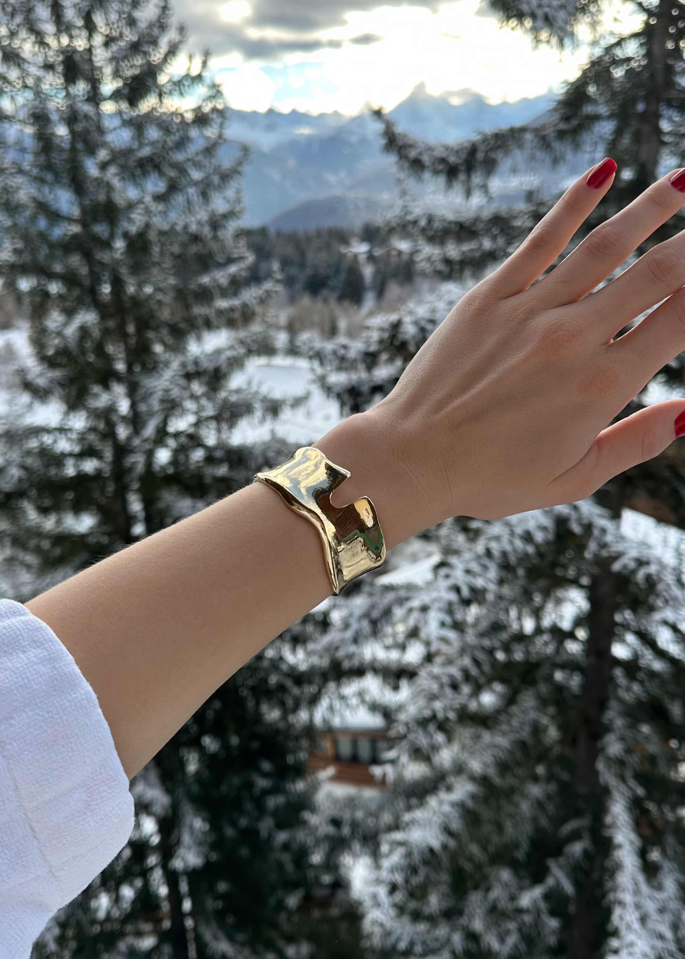 Round Bracelet with a notch gilded in 18-Carat Gold