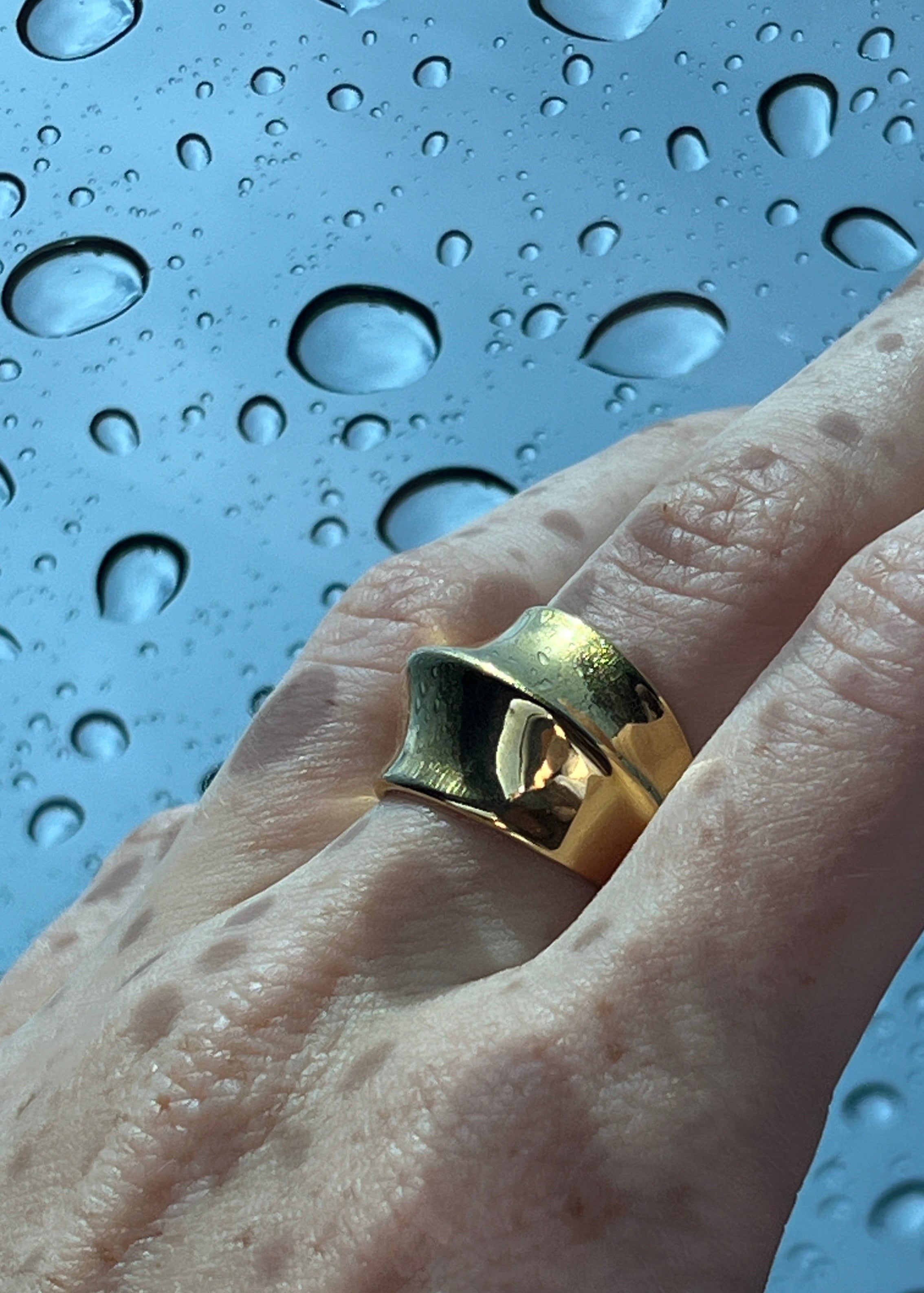 Fashionable dome Ring gilded in 18-Carat Gold