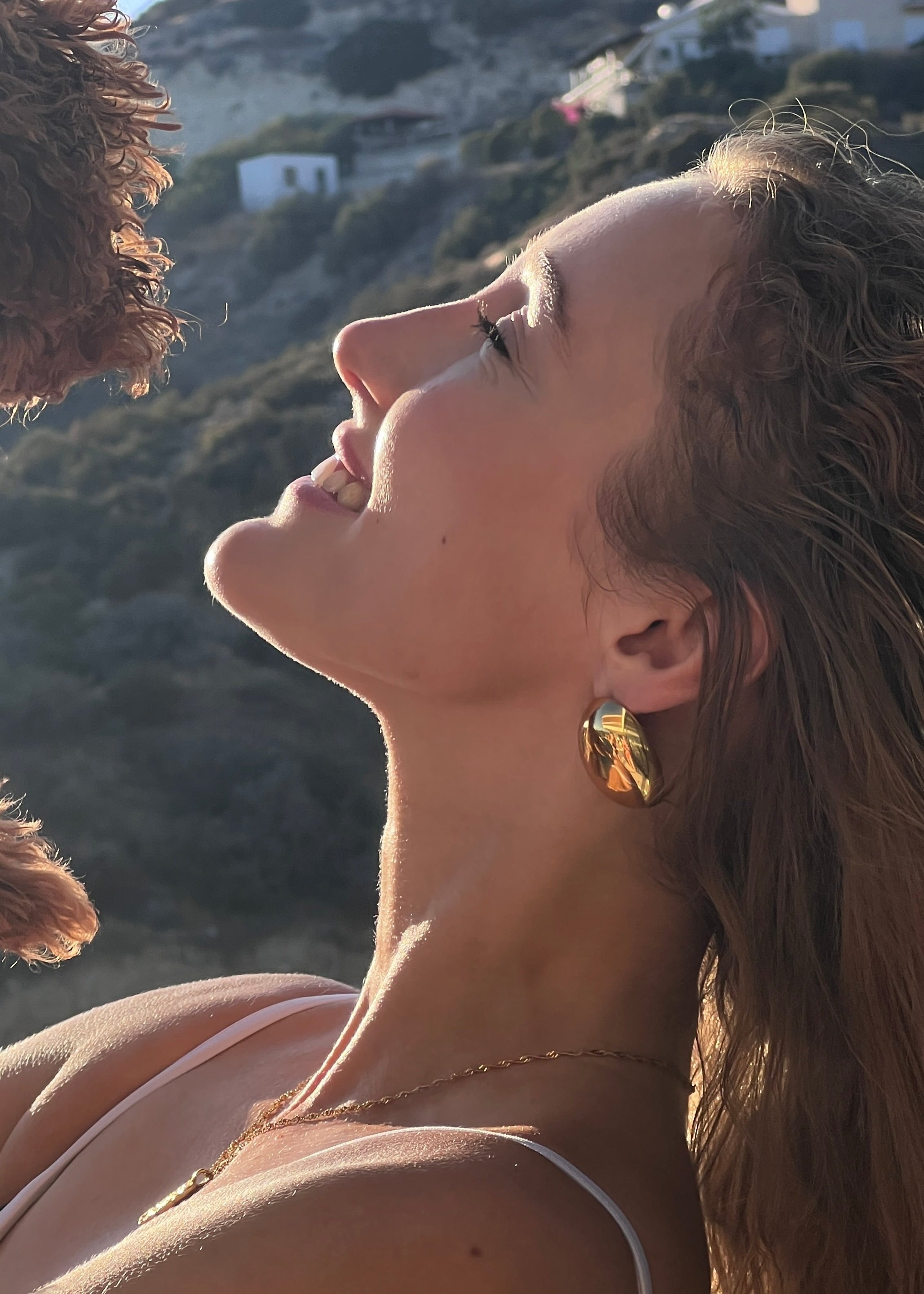 Round-shaped Drop Earrings in 18-
Carat Gold