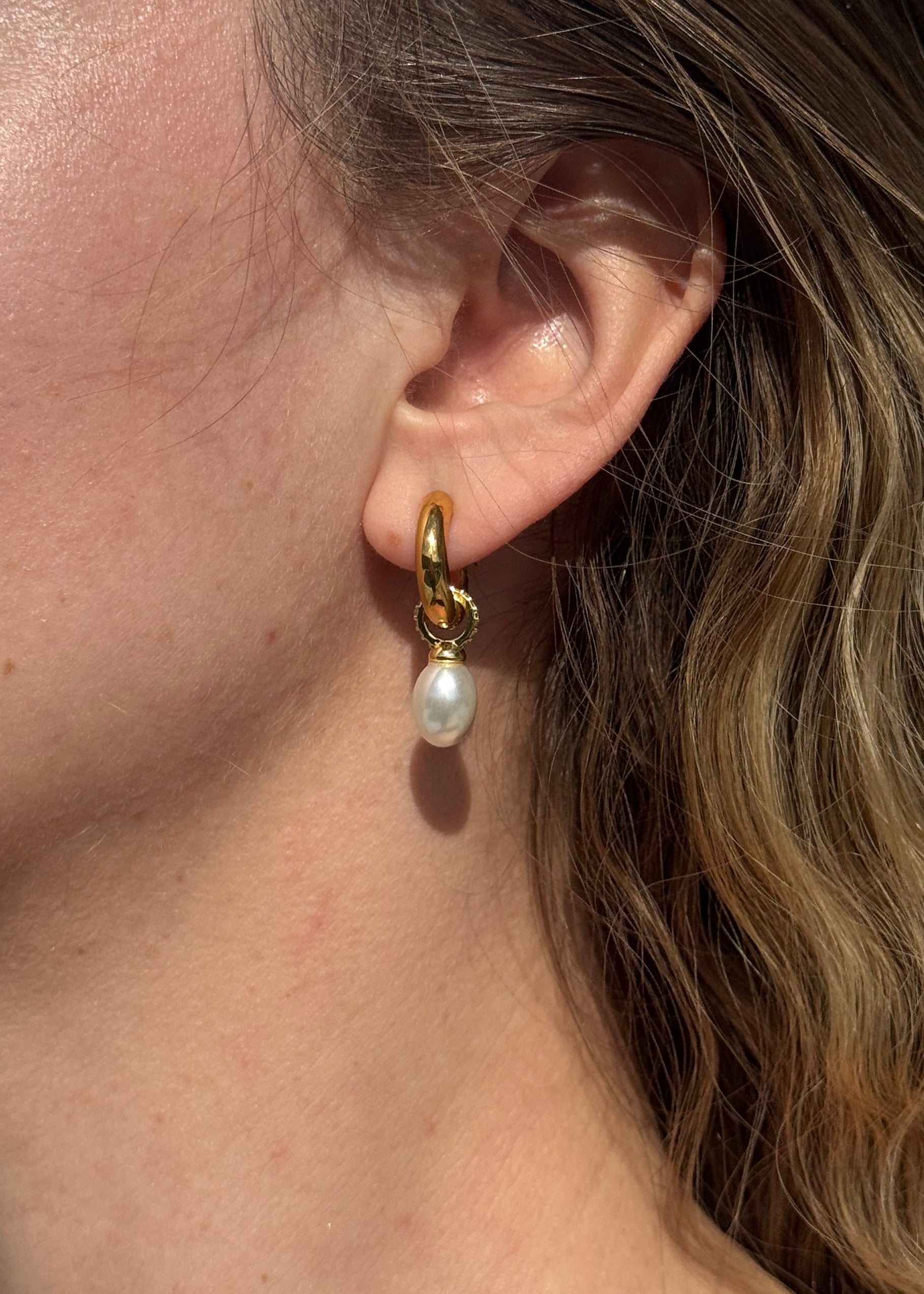 Hoop Drop Earrings with big perl gilded in 18-Carat Gold