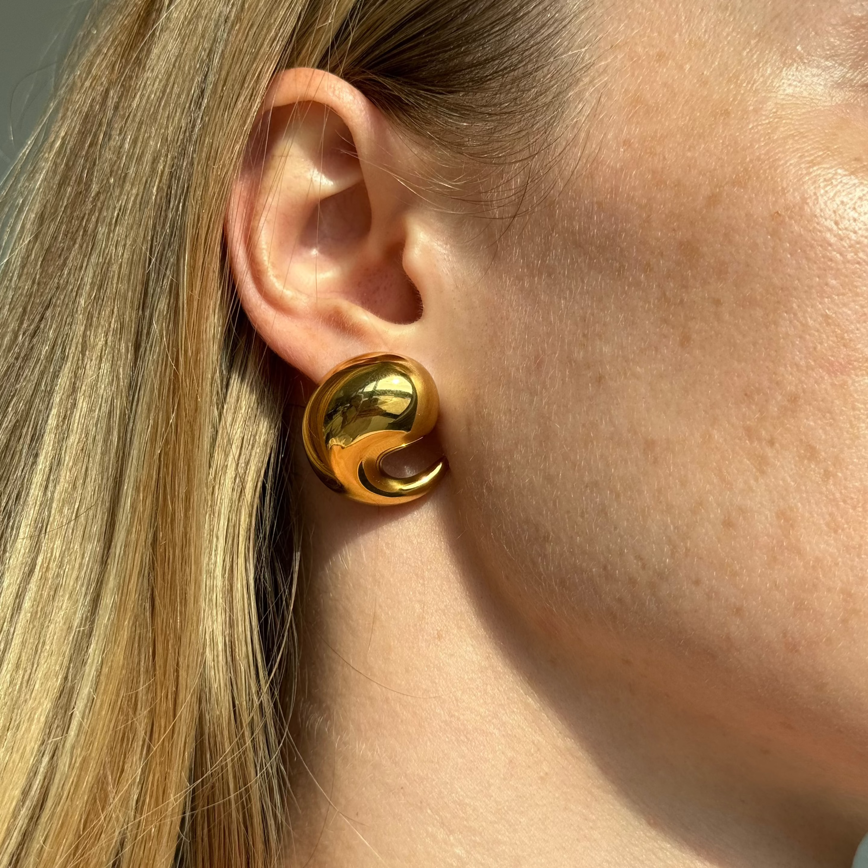 Comma-shaped Drop Earrings in 18-
Carat Gold