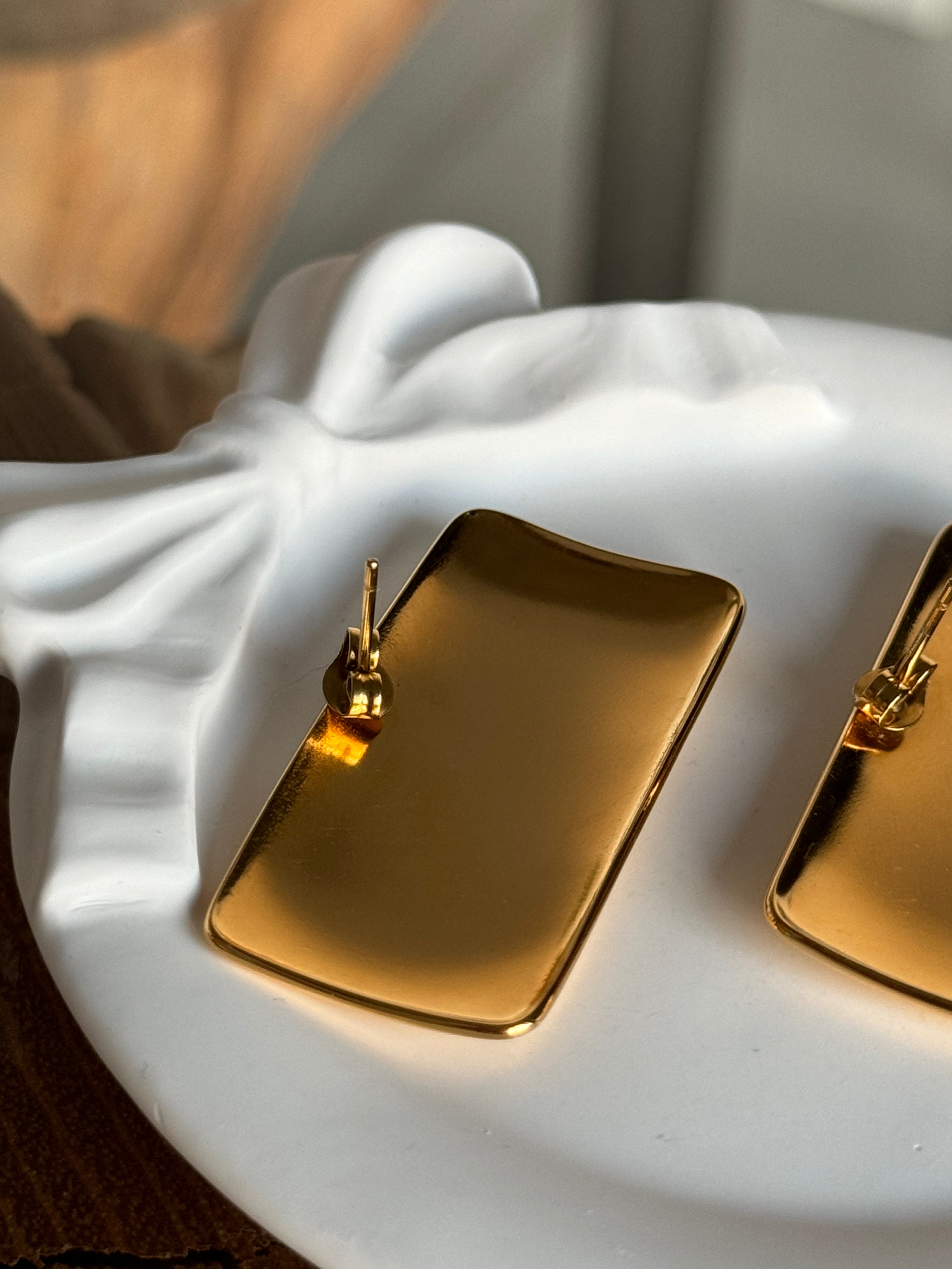 Rectangular Drop Earrings in 18-
Carat Gold