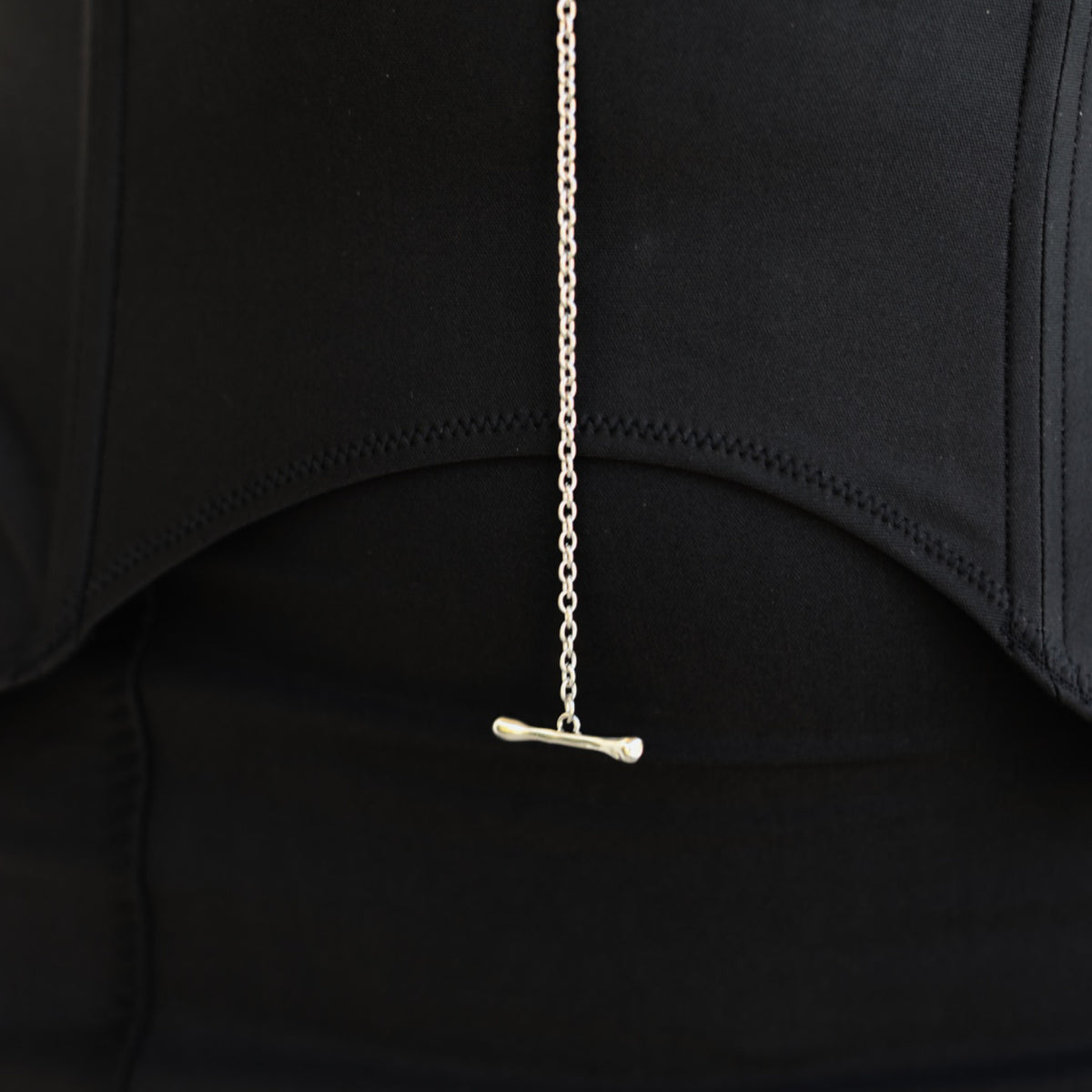 Long Toggle Chain in silver stainless steel, texture close-up — VAL-T