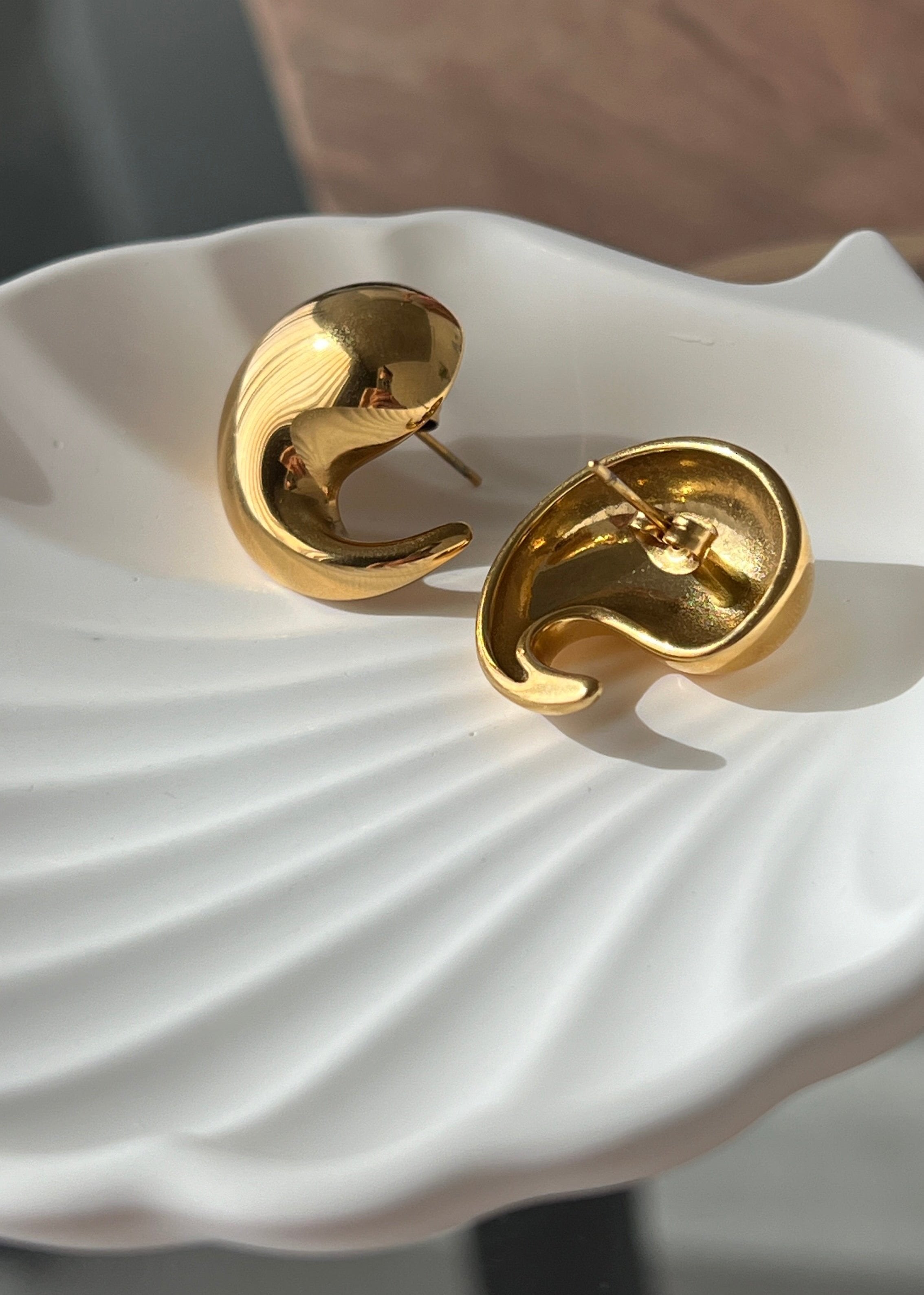 Comma-shaped Drop Earrings in 18-
Carat Gold