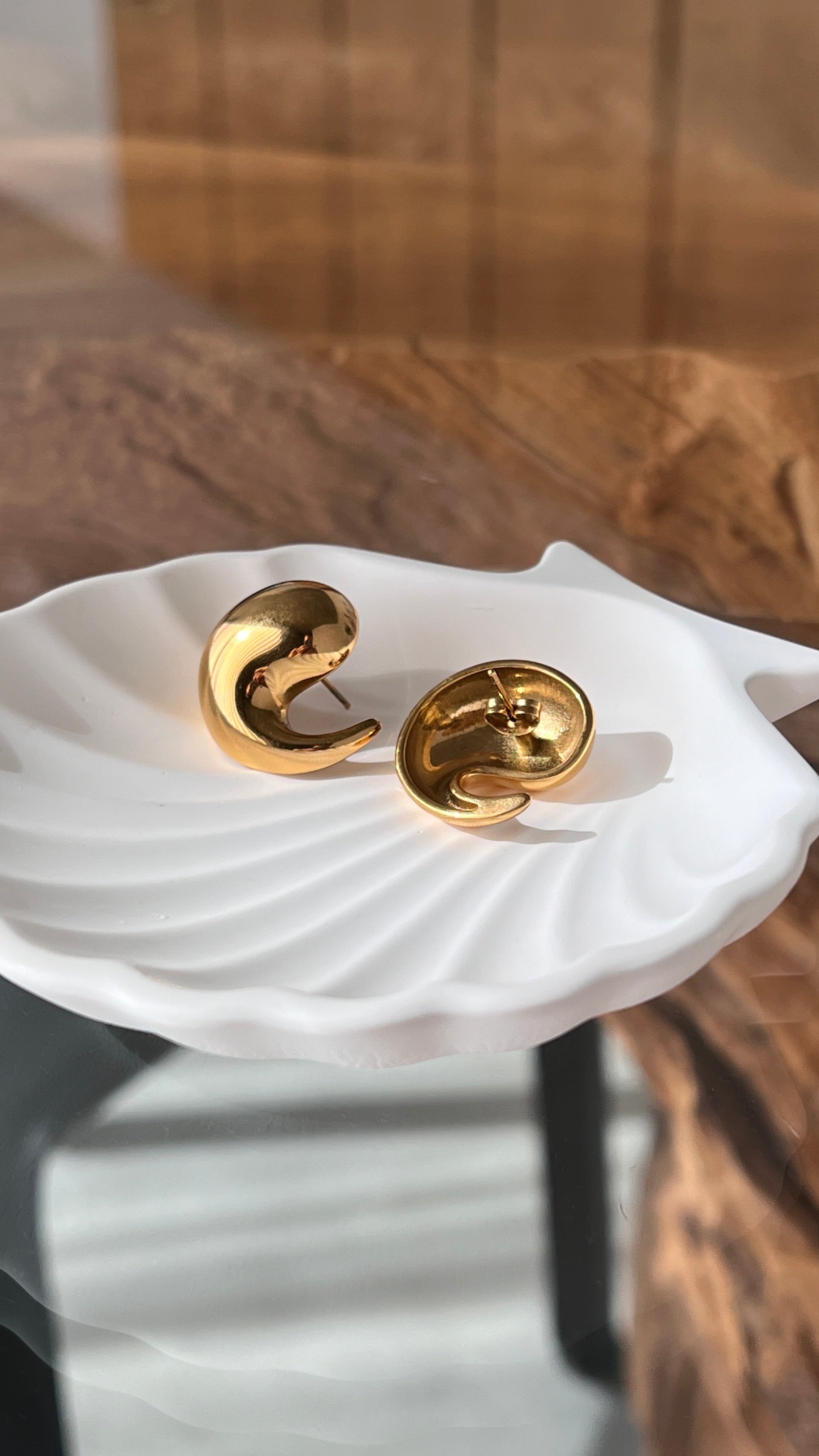 Comma-shaped Drop Earrings in 18-
Carat Gold