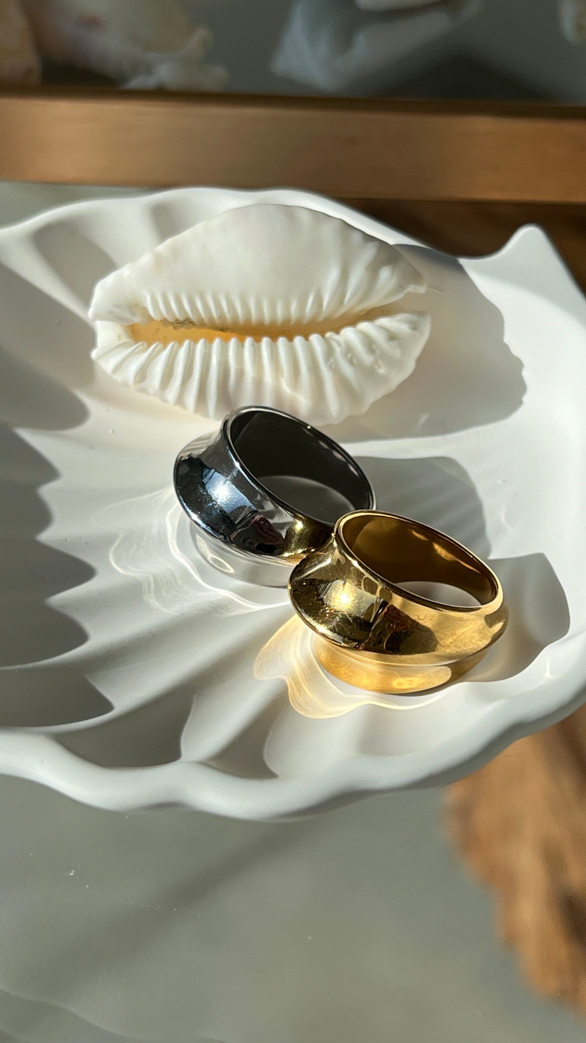 Fashionable dome Ring gilded in 18-Carat Gold