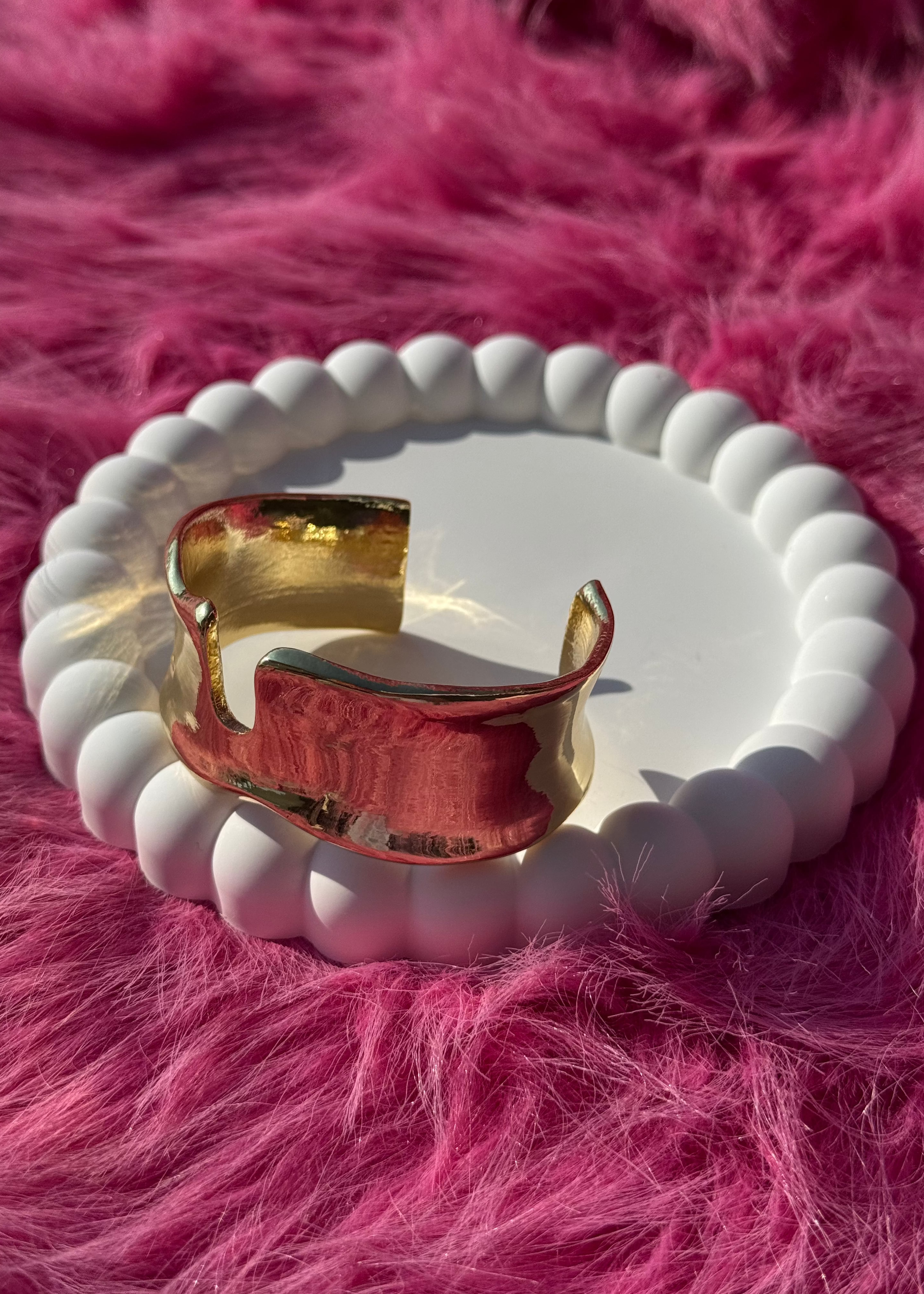 Round Bracelet with a notch gilded in 18-Carat Gold