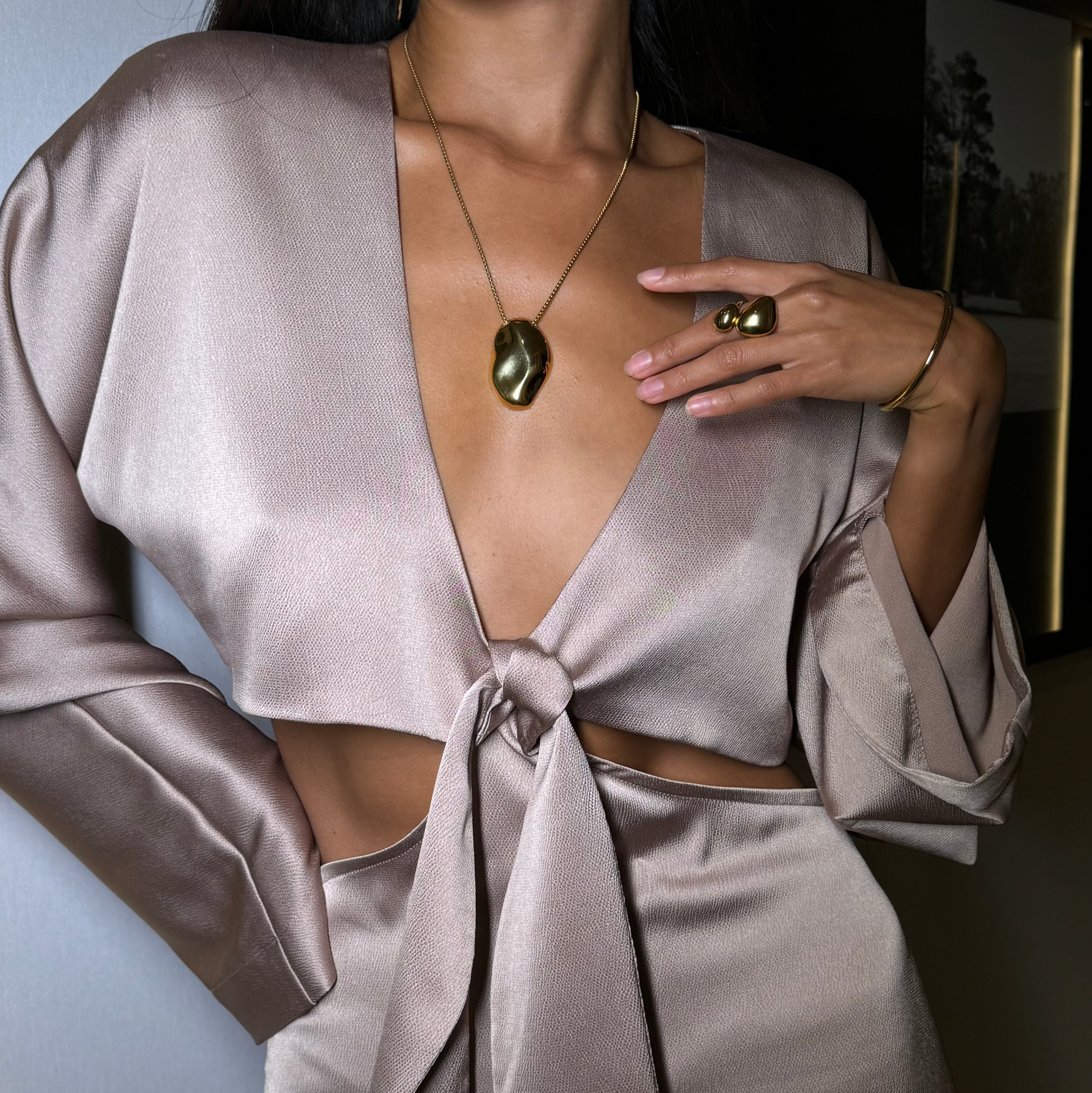Chunky Asymmetrical hammer necklace gilded in 18-Carat Gold
