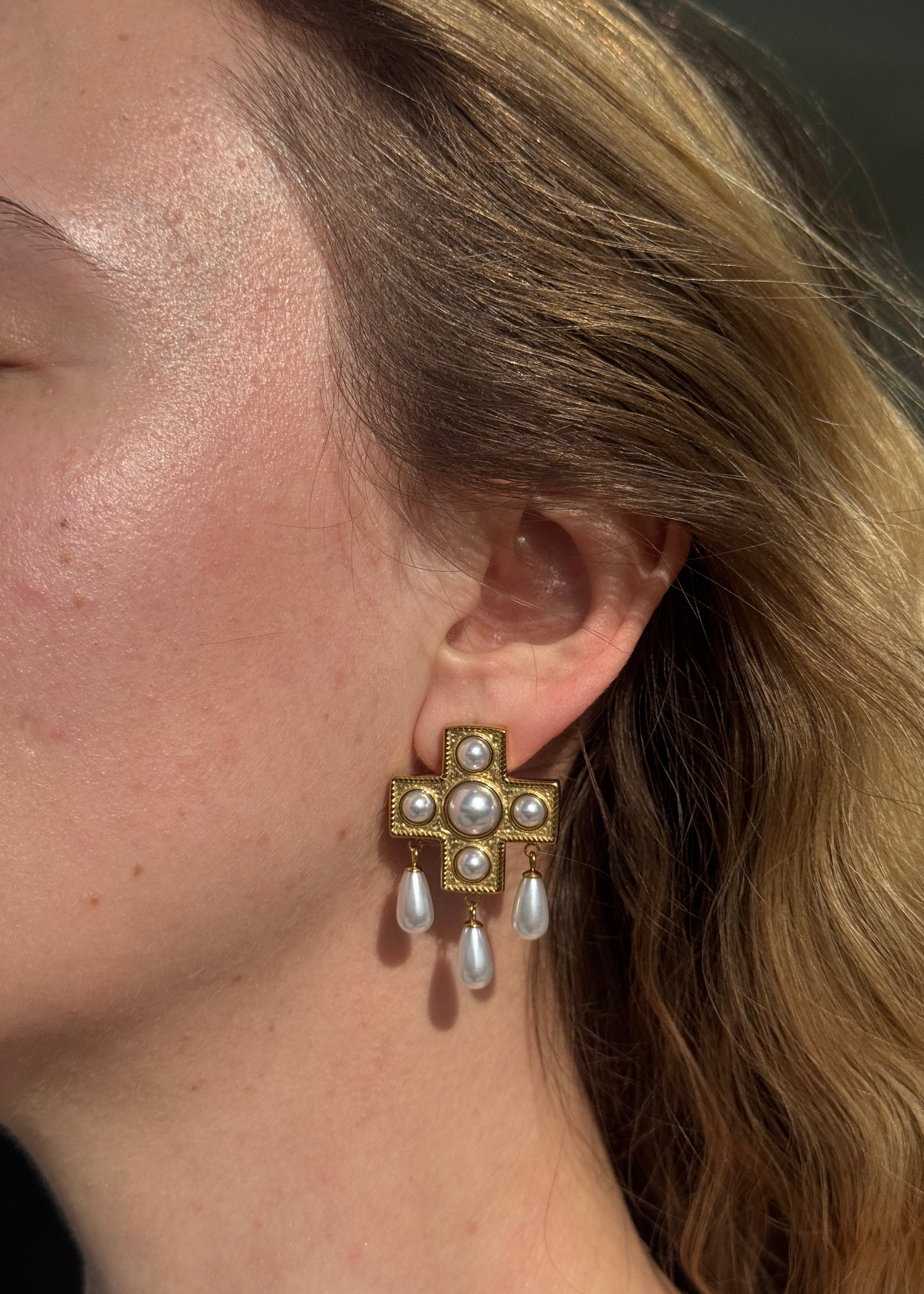 Cross Pearl Earrings gilded in 18-Carat Gold