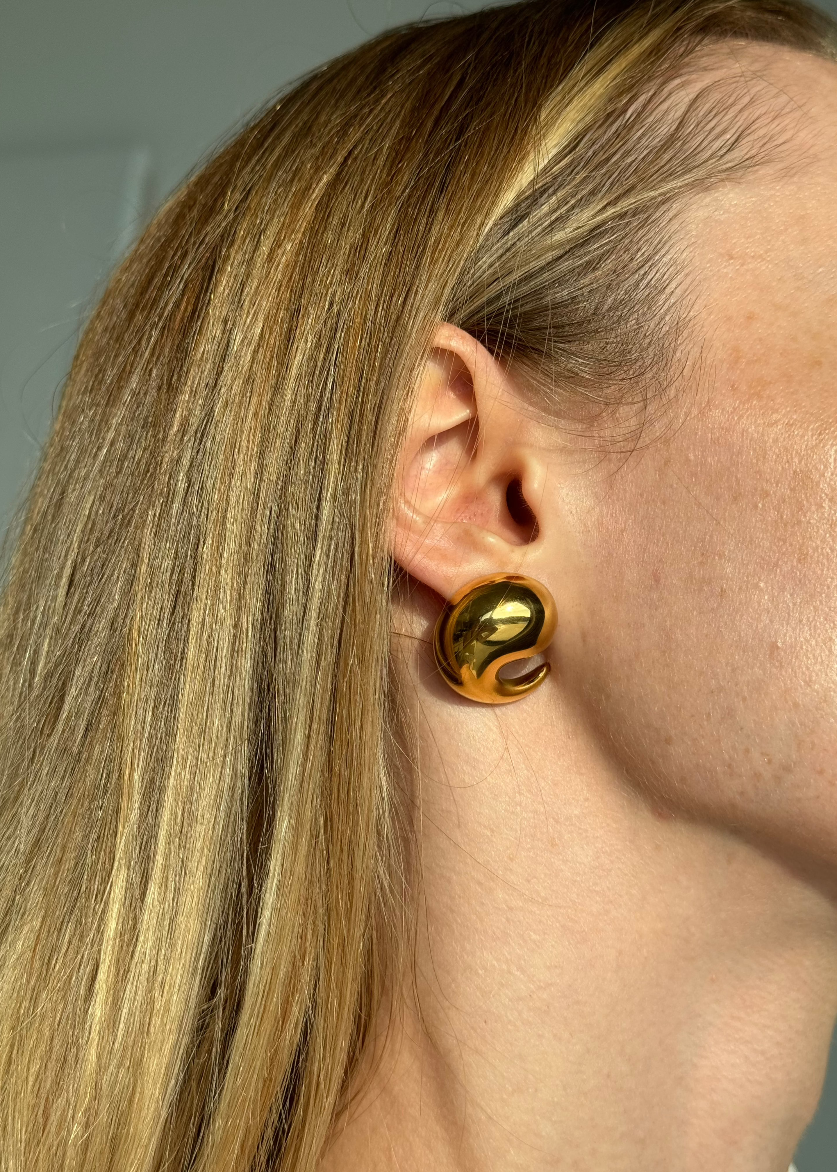 Comma-shaped Drop Earrings in 18-
Carat Gold