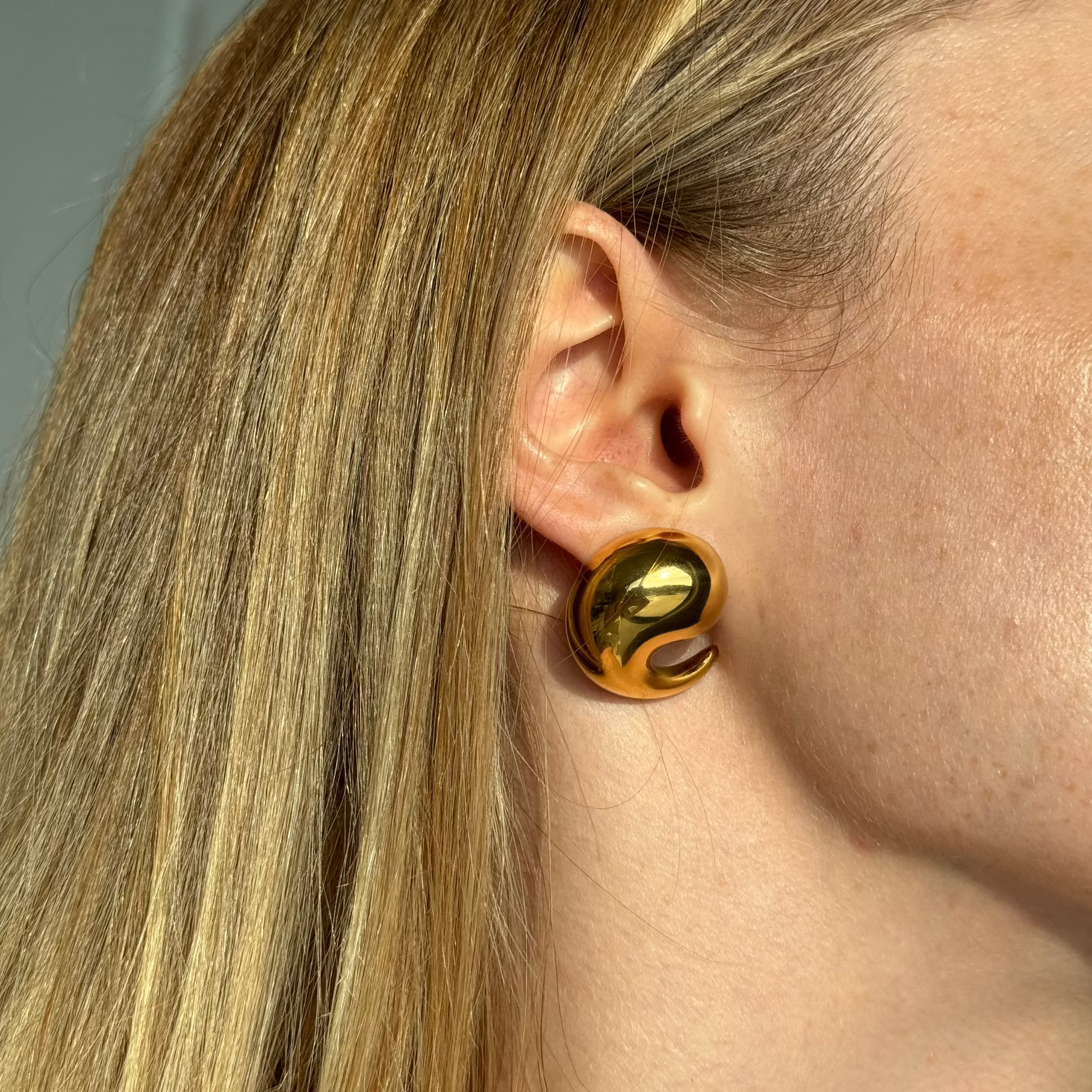 Comma-shaped Drop Earrings in 18-
Carat Gold