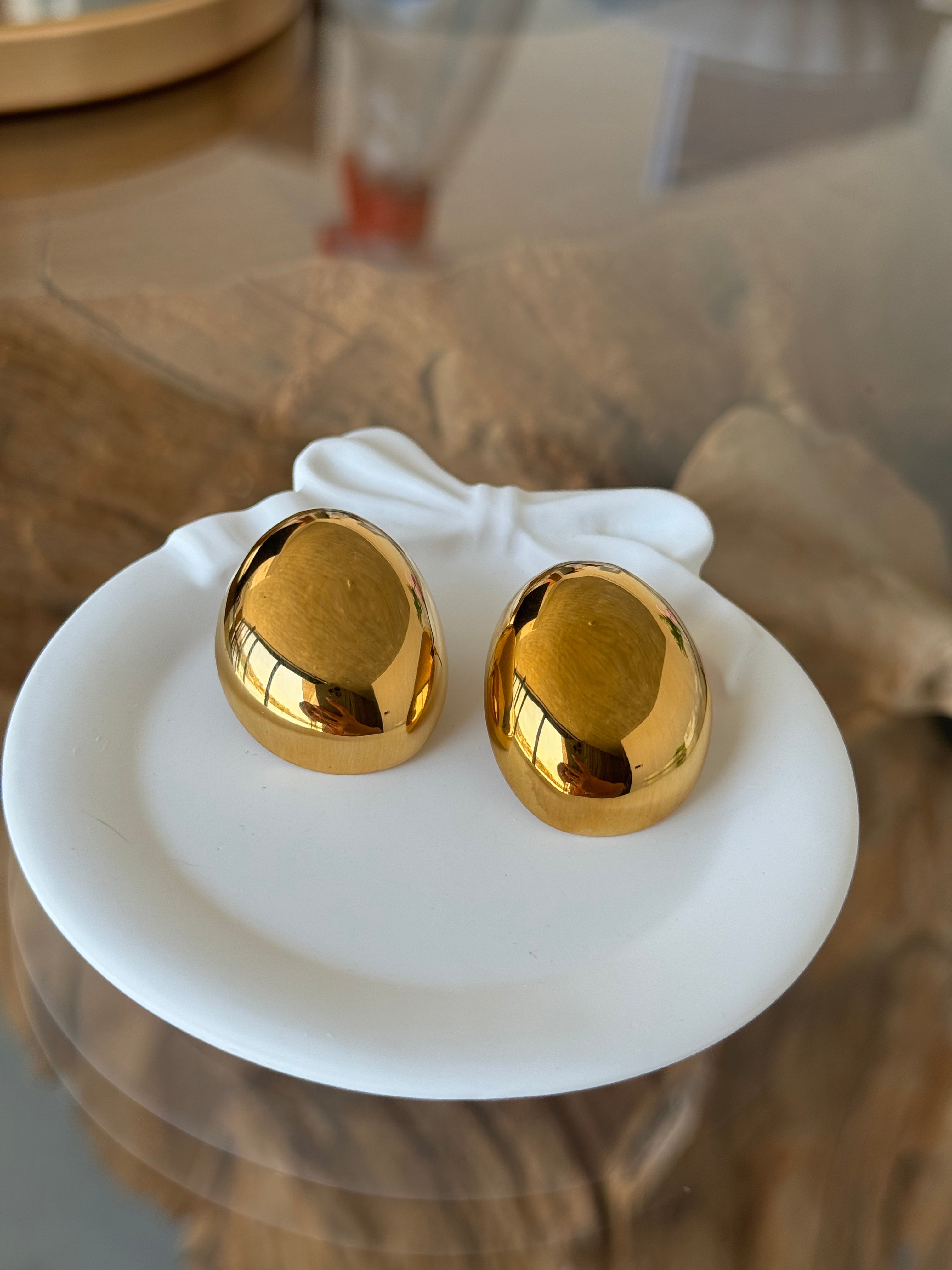 Round-shaped Drop Earrings in 18-
Carat Gold