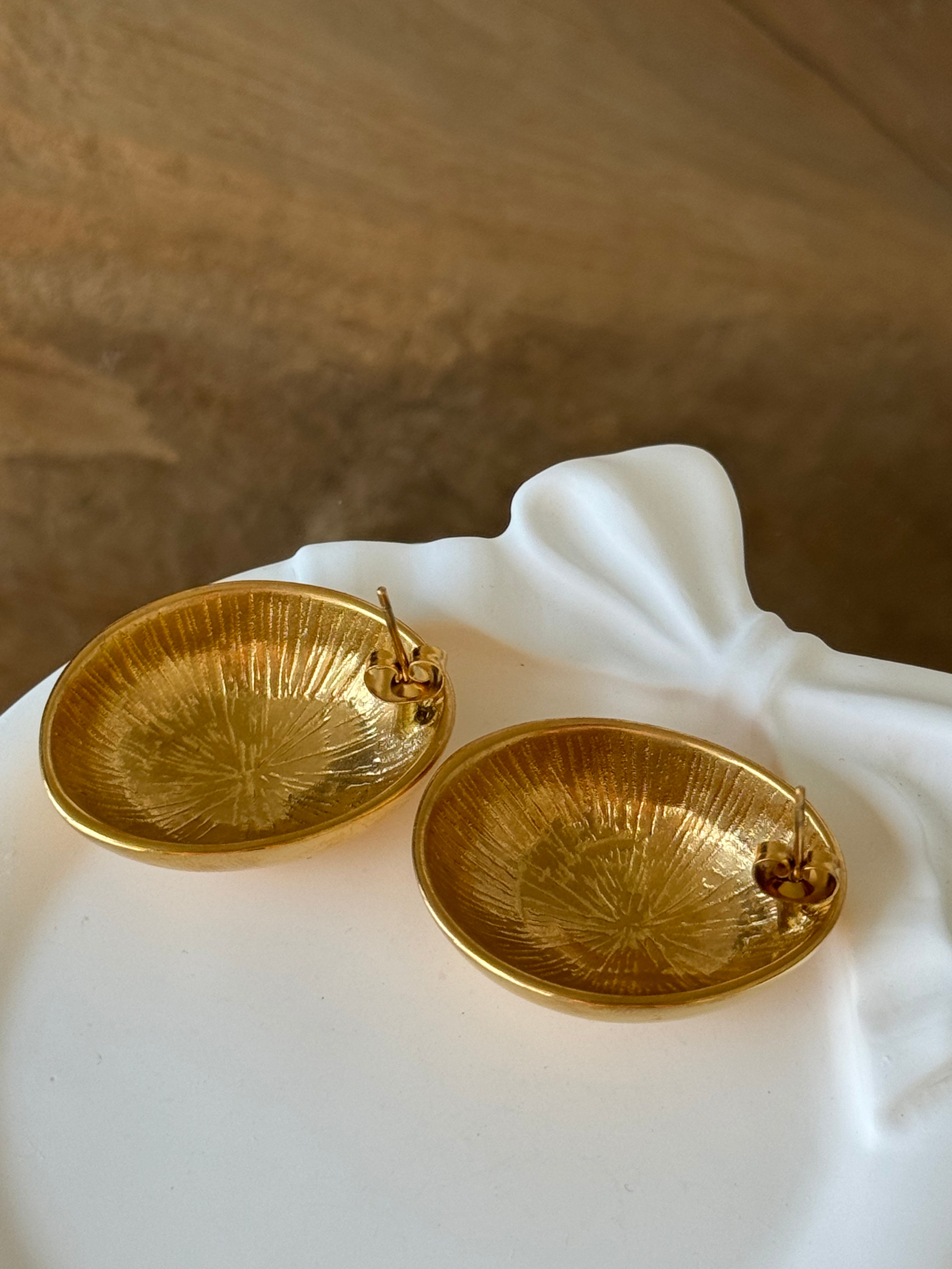 Round-shaped Drop Earrings in 18-
Carat Gold